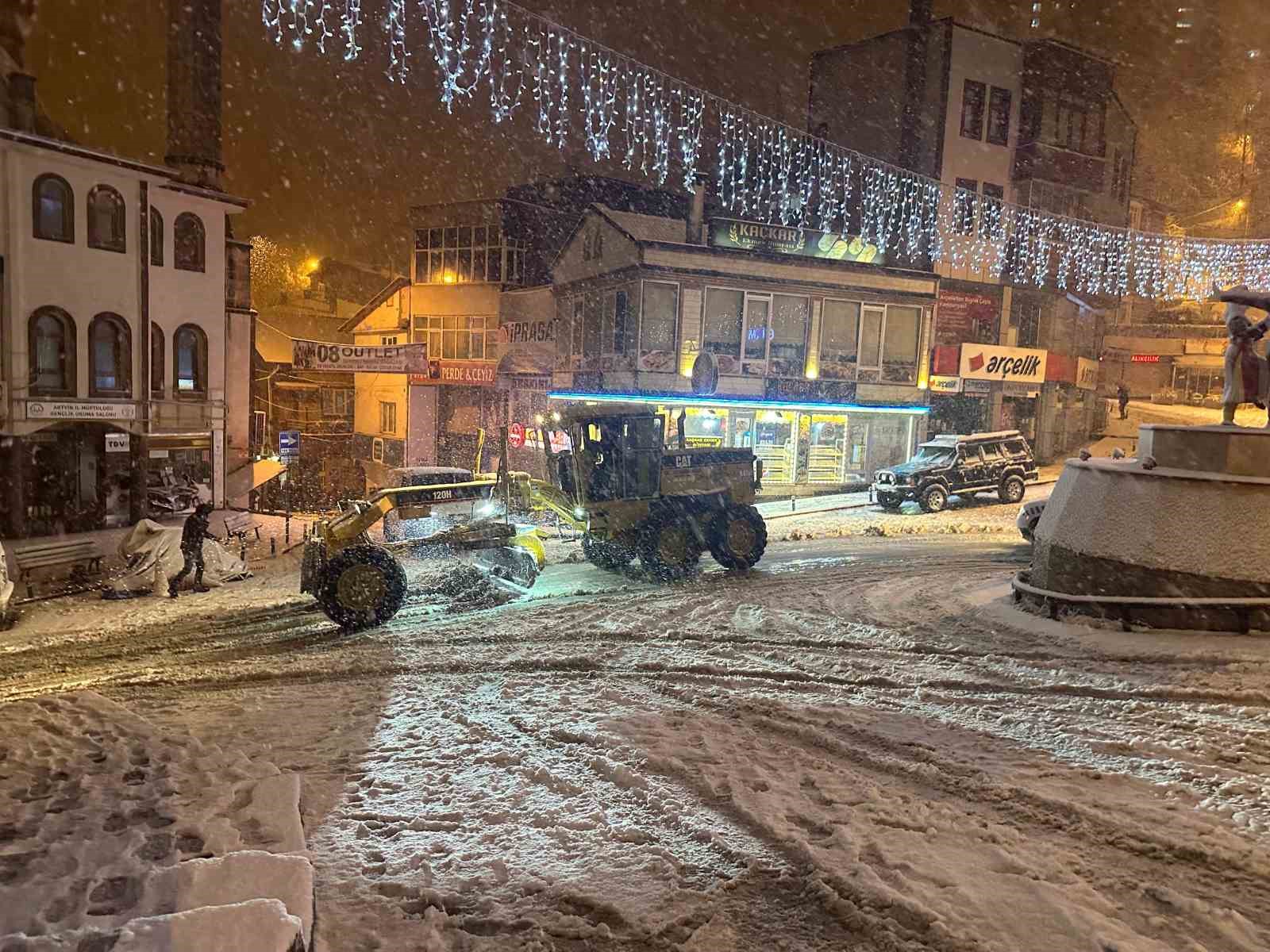 Artvin’de belediye ekiplerinin gece kar mesaisi
