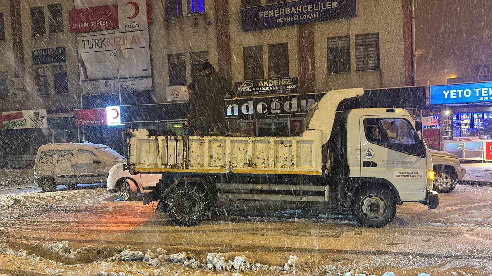 Artvin’de belediye ekiplerinin gece kar mesaisi
