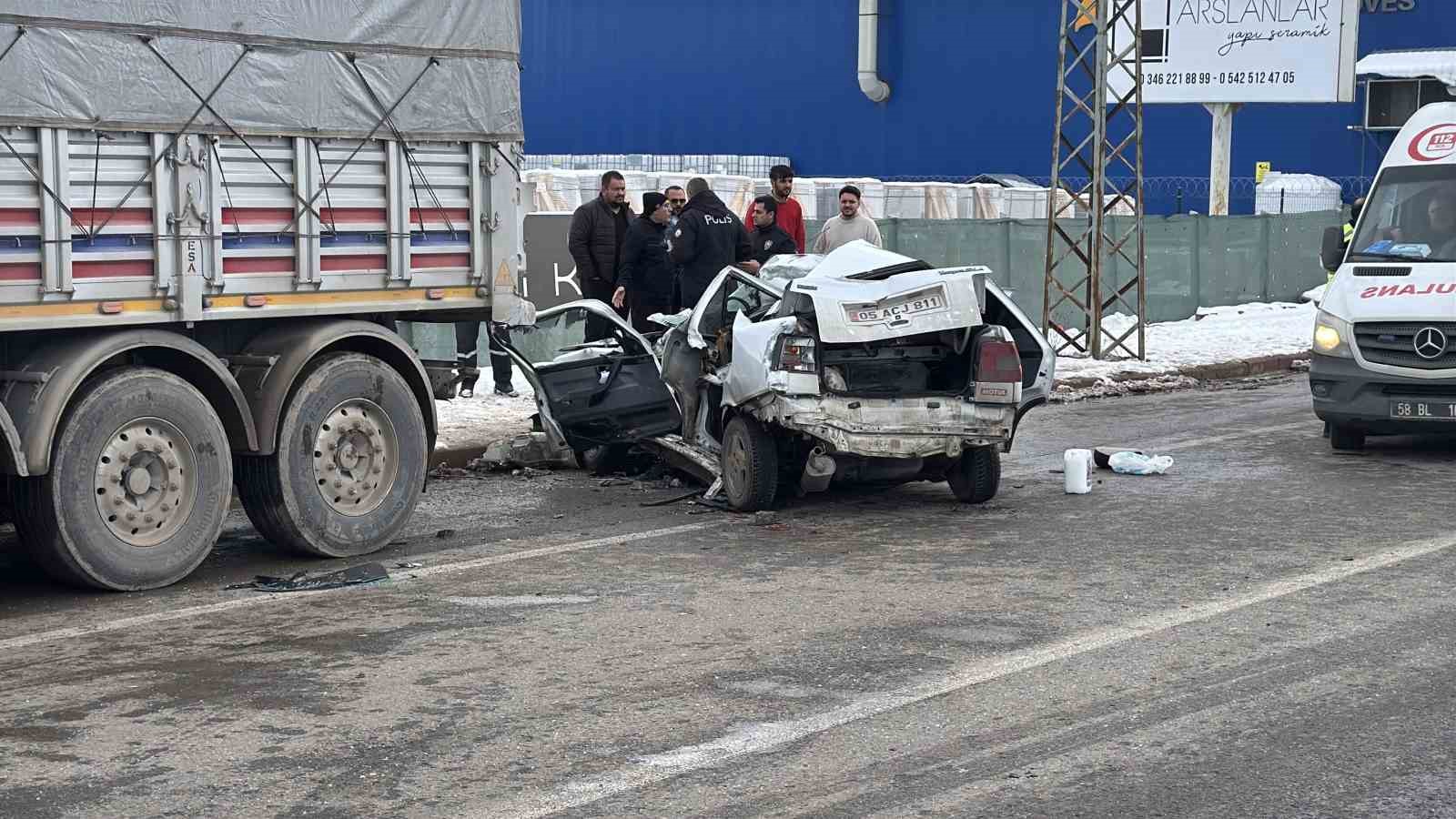 Sivas’ta tıra çarpan Fiat Tempra otomobil hurdaya döndü
