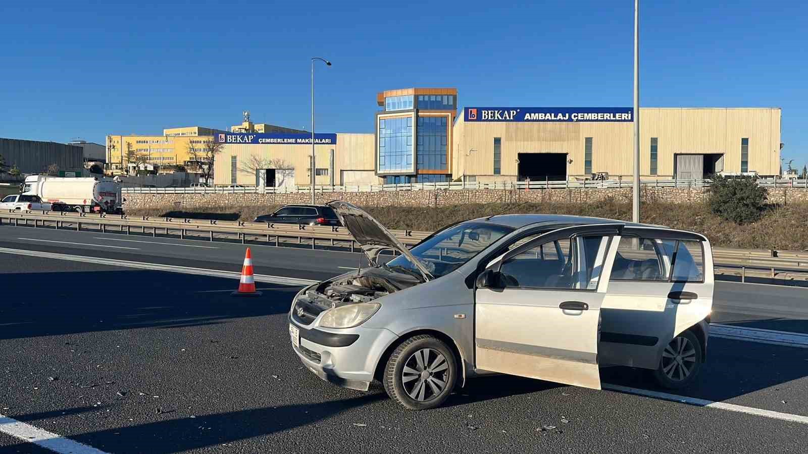 TEM’de çarpışan otomobillerin sürücüleri yarandı
