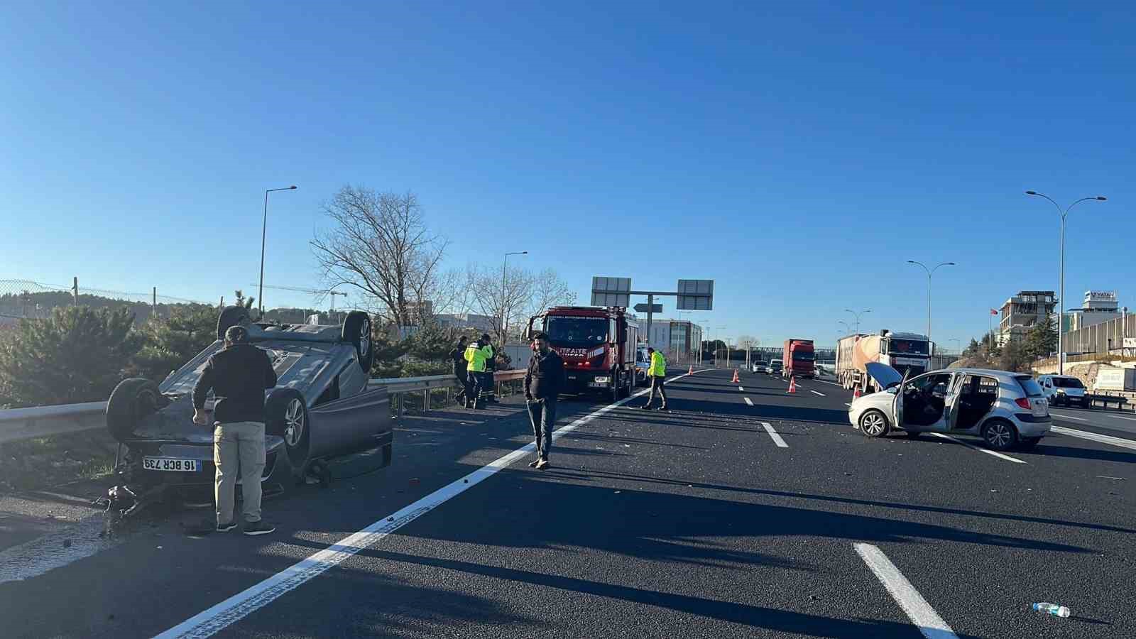 TEM’de çarpışan otomobillerin sürücüleri yarandı
