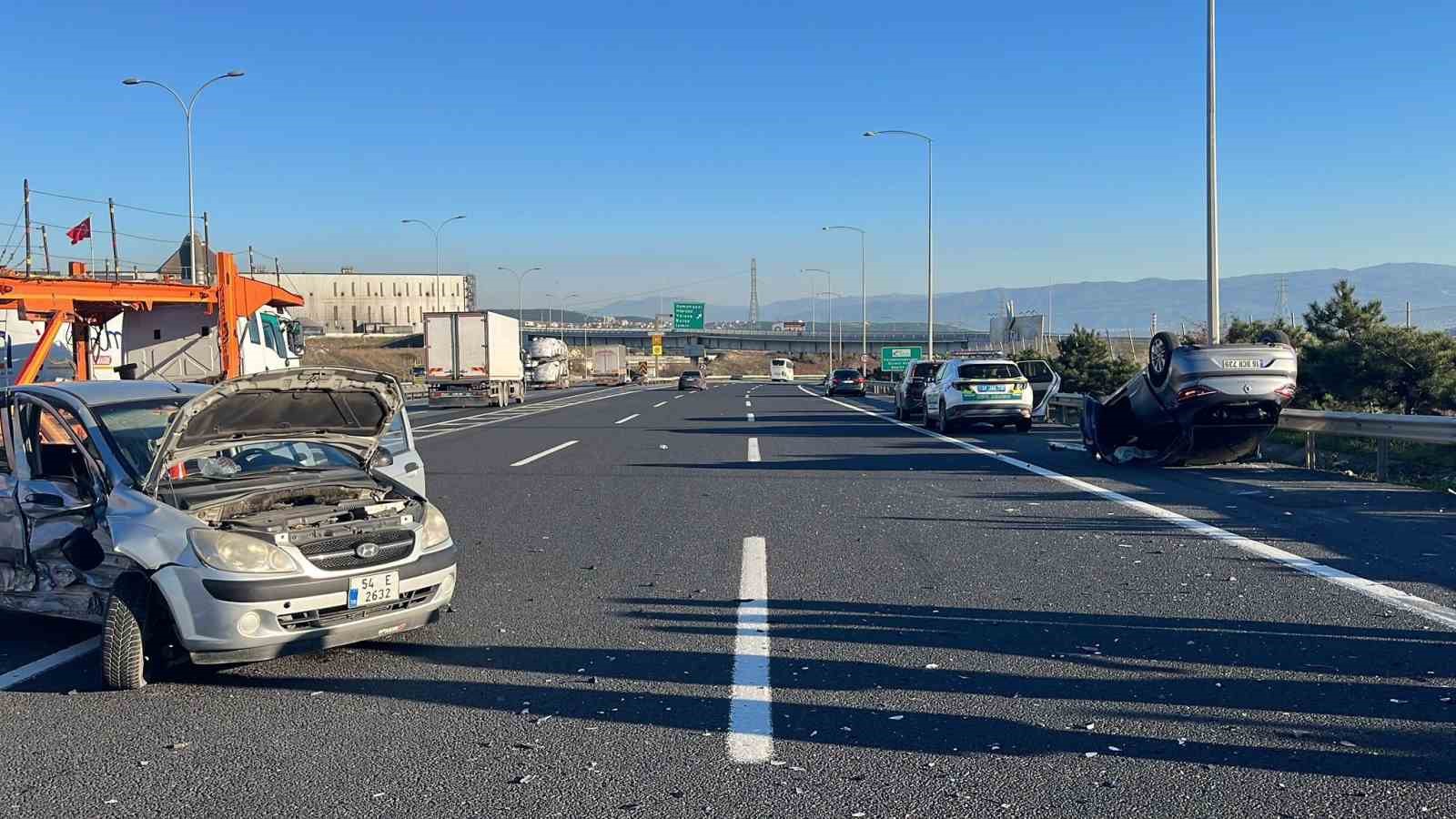 TEM’de çarpışan otomobillerin sürücüleri yarandı
