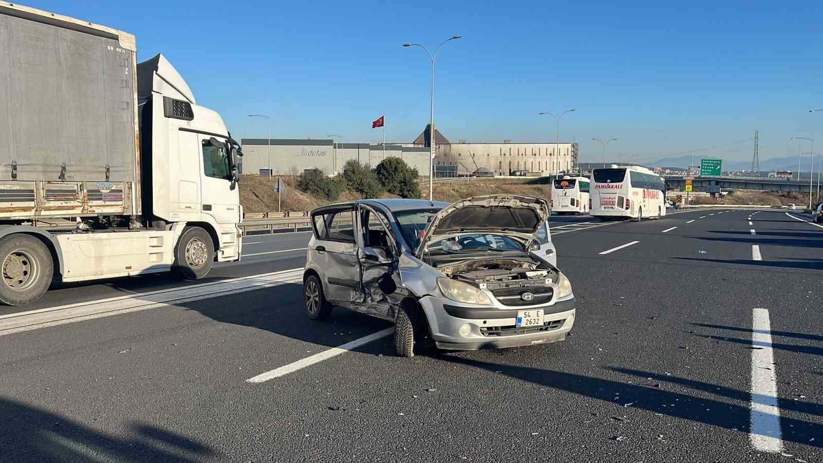 TEM’de çarpışan otomobillerin sürücüleri yarandı
