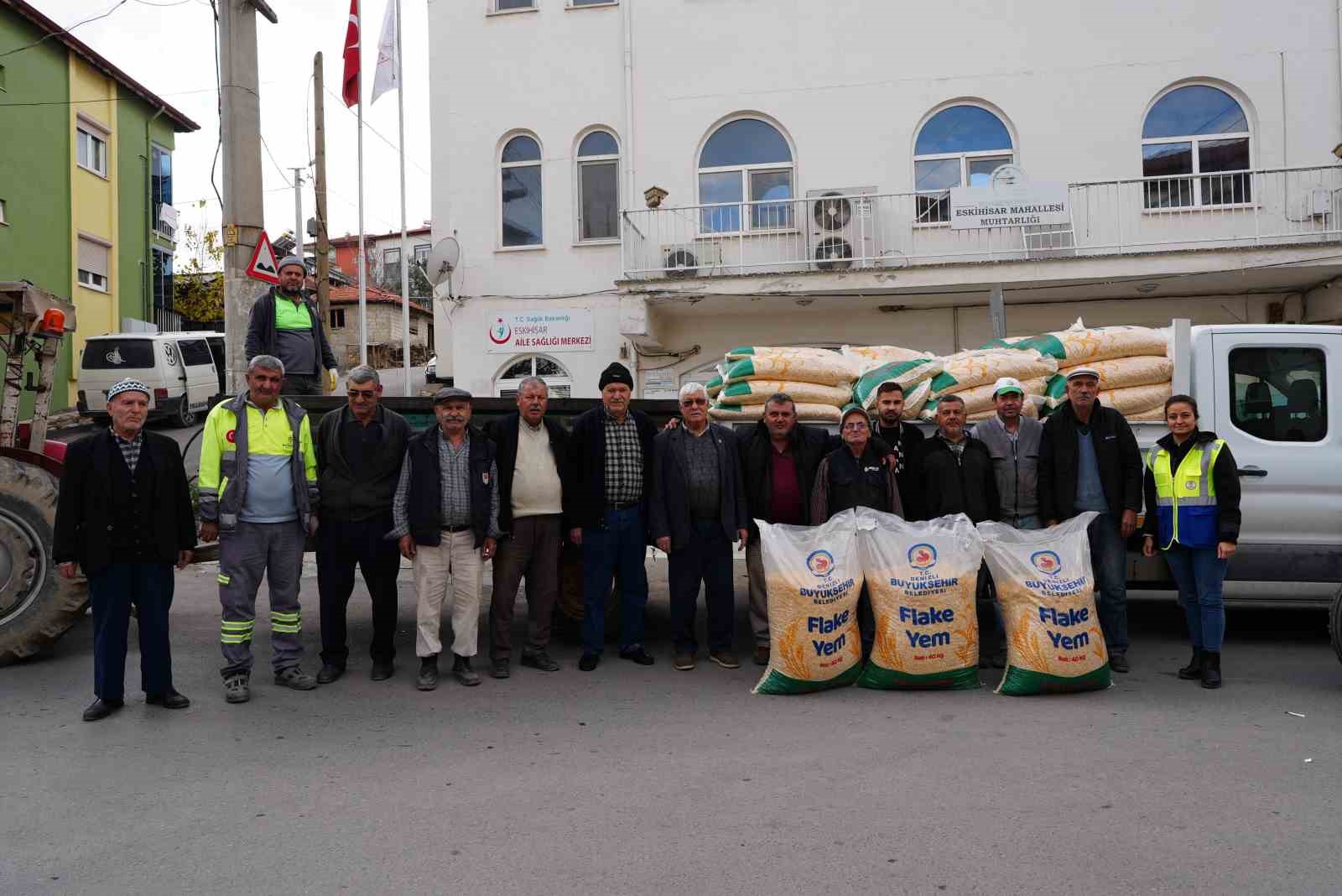 Denizli’de 404 üreticiye bin 126 torba yem dağıtıldı
