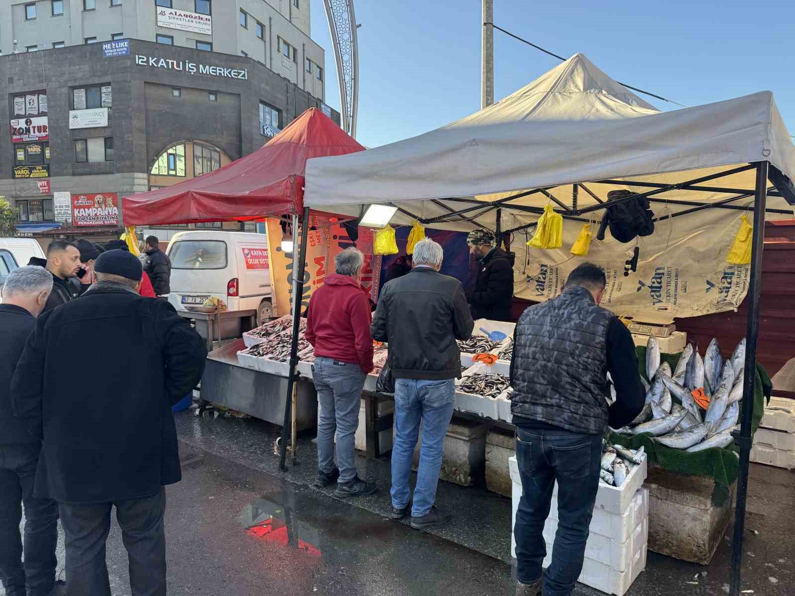 Balıkçılar denize açılamadı, tezgahtaki fiyatlar arttı
