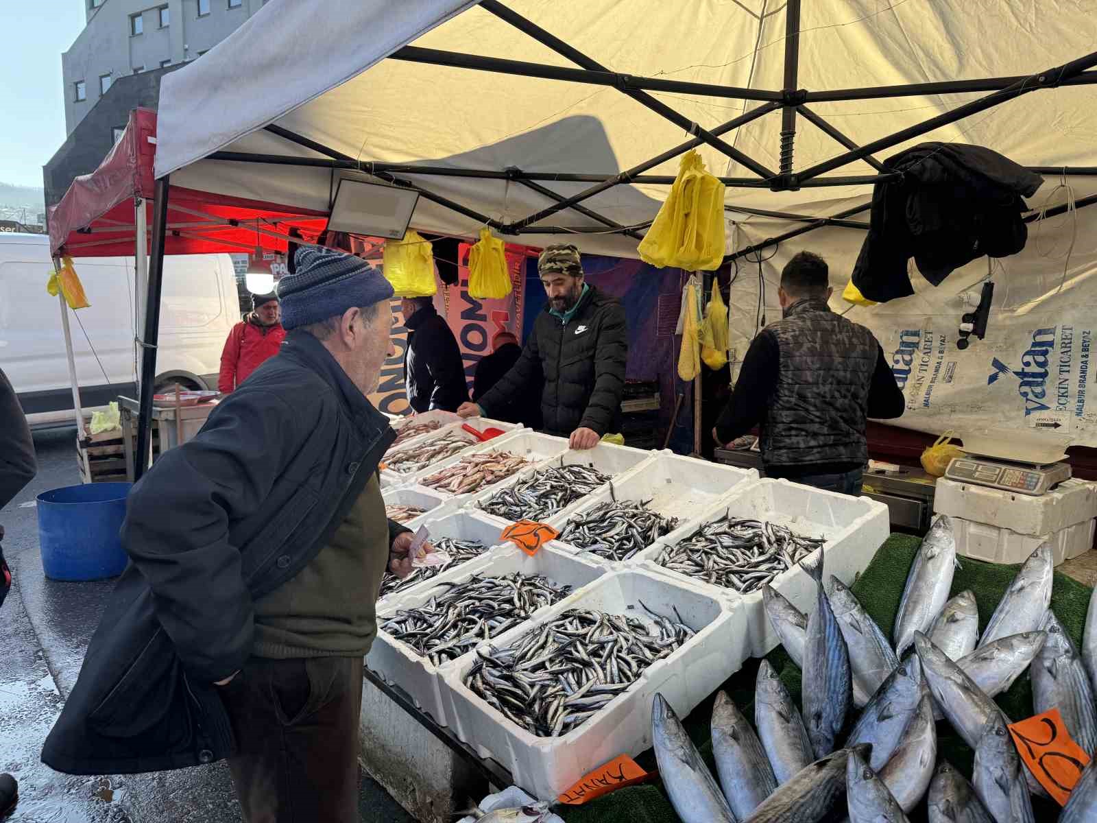 Balıkçılar denize açılamadı, tezgahtaki fiyatlar arttı
