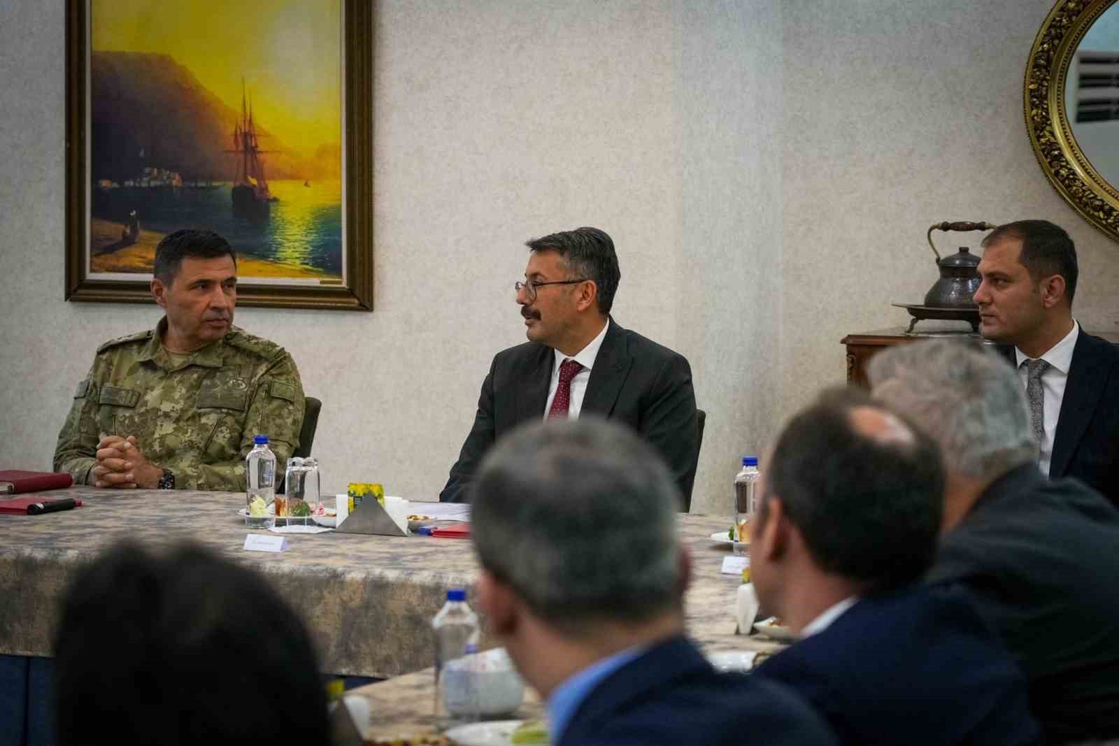 Vali Çelik başkanlığında sınır güvenliği toplantısı gerçekleştirildi
