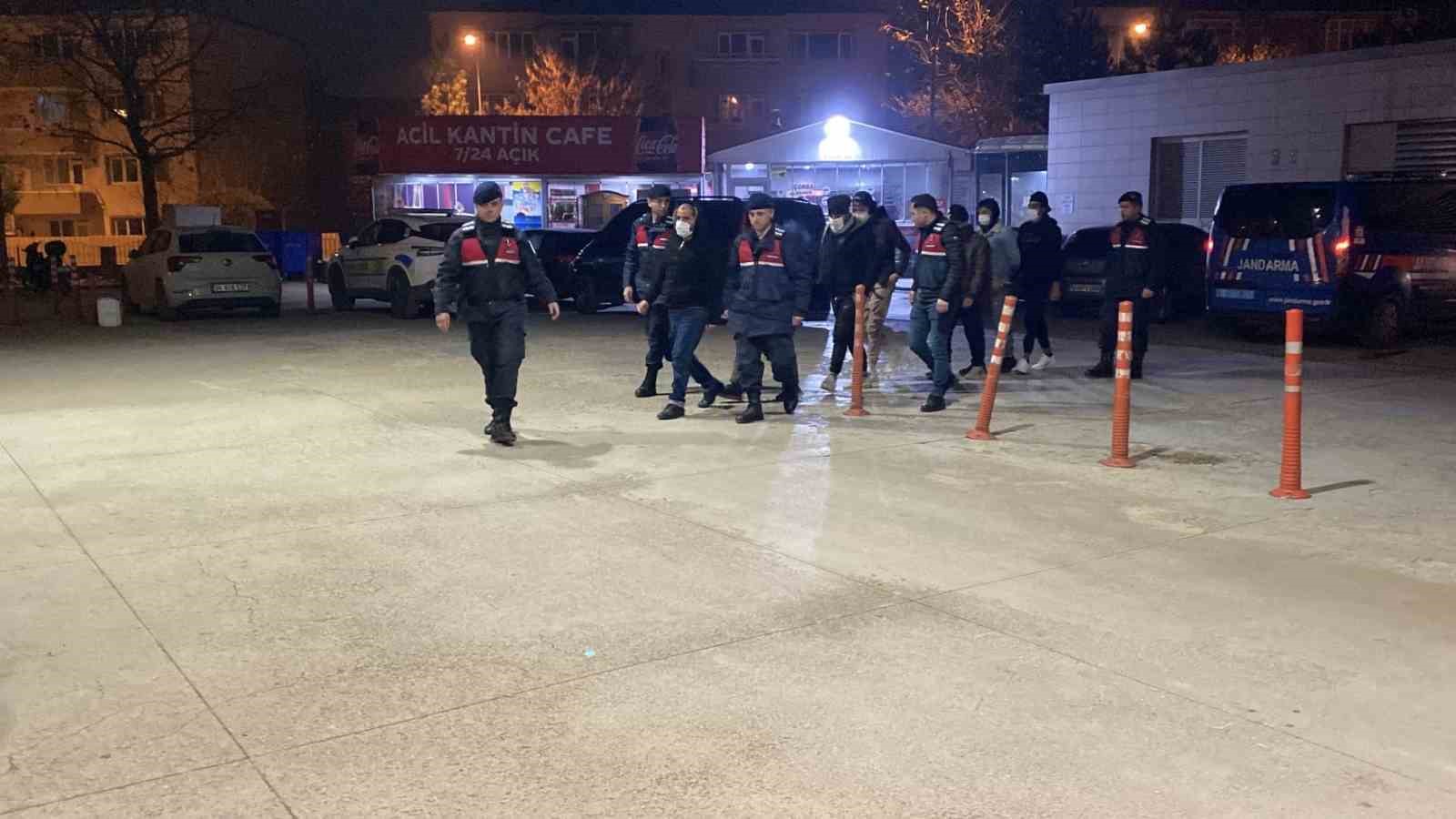 Ülkeye kaçak yollarla giren 13 göçmen, jandarma ekipleri tarafından yakalandı
