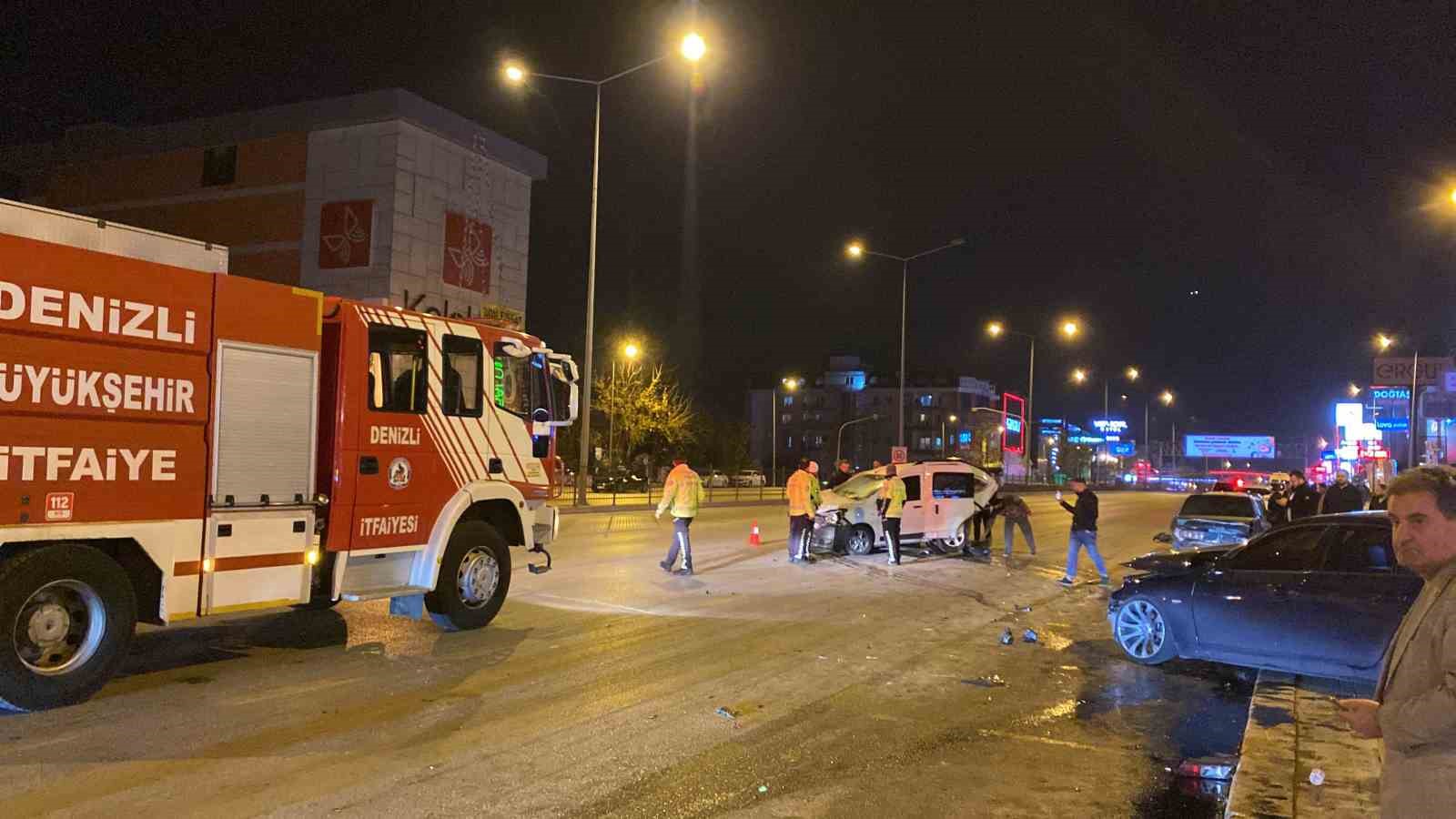 Park halindeki 2 araca çarpan sürücü, yaralı 3 arkadaşını bırakıp kaçtı
