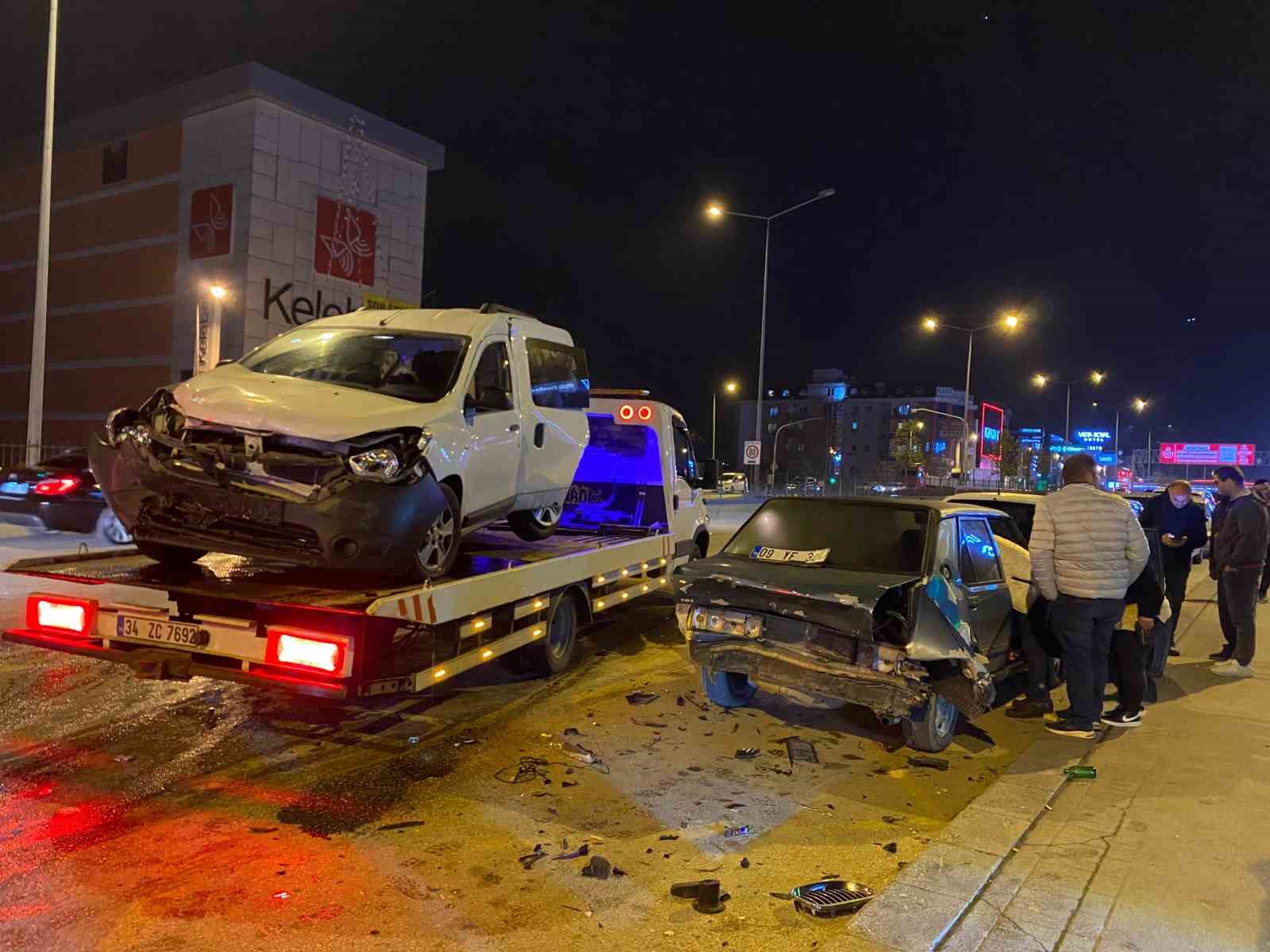 Park halindeki 2 araca çarpan sürücü, yaralı 3 arkadaşını bırakıp kaçtı
