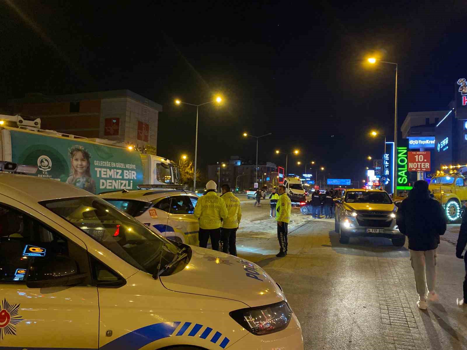 Park halindeki 2 araca çarpan sürücü, yaralı 3 arkadaşını bırakıp kaçtı
