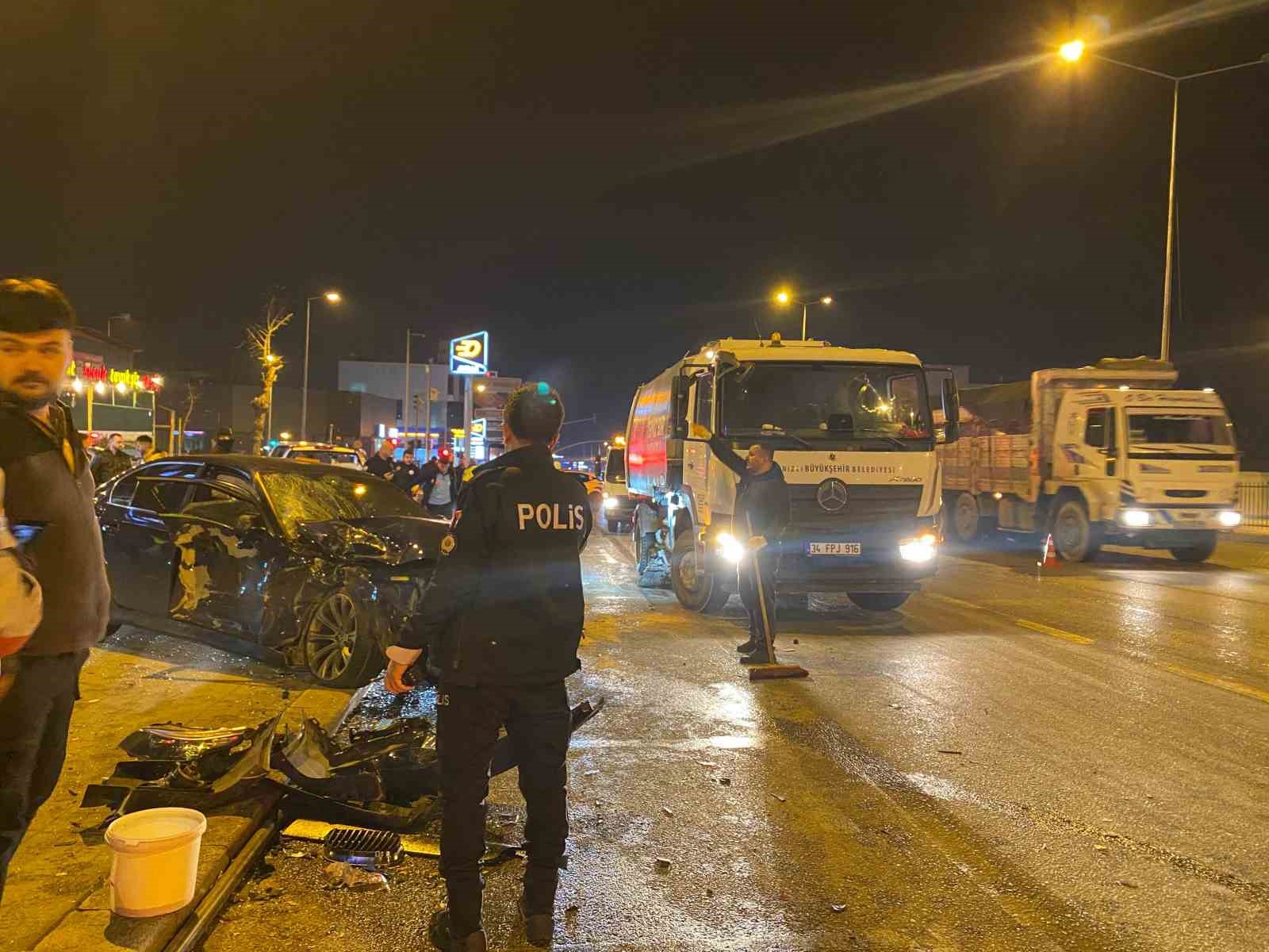 Park halindeki 2 araca çarpan sürücü, yaralı 3 arkadaşını bırakıp kaçtı
