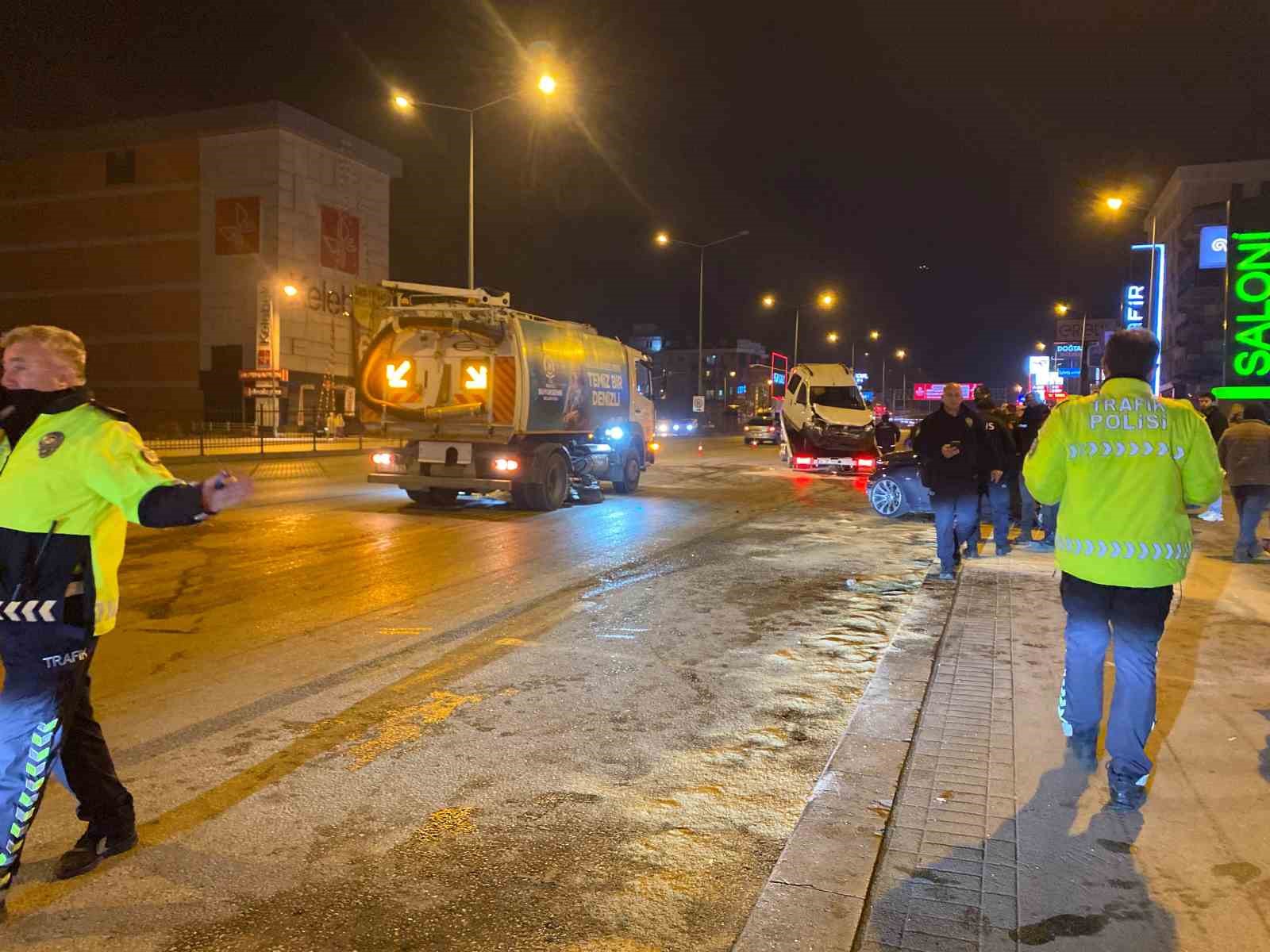 Park halindeki 2 araca çarpan sürücü, yaralı 3 arkadaşını bırakıp kaçtı
