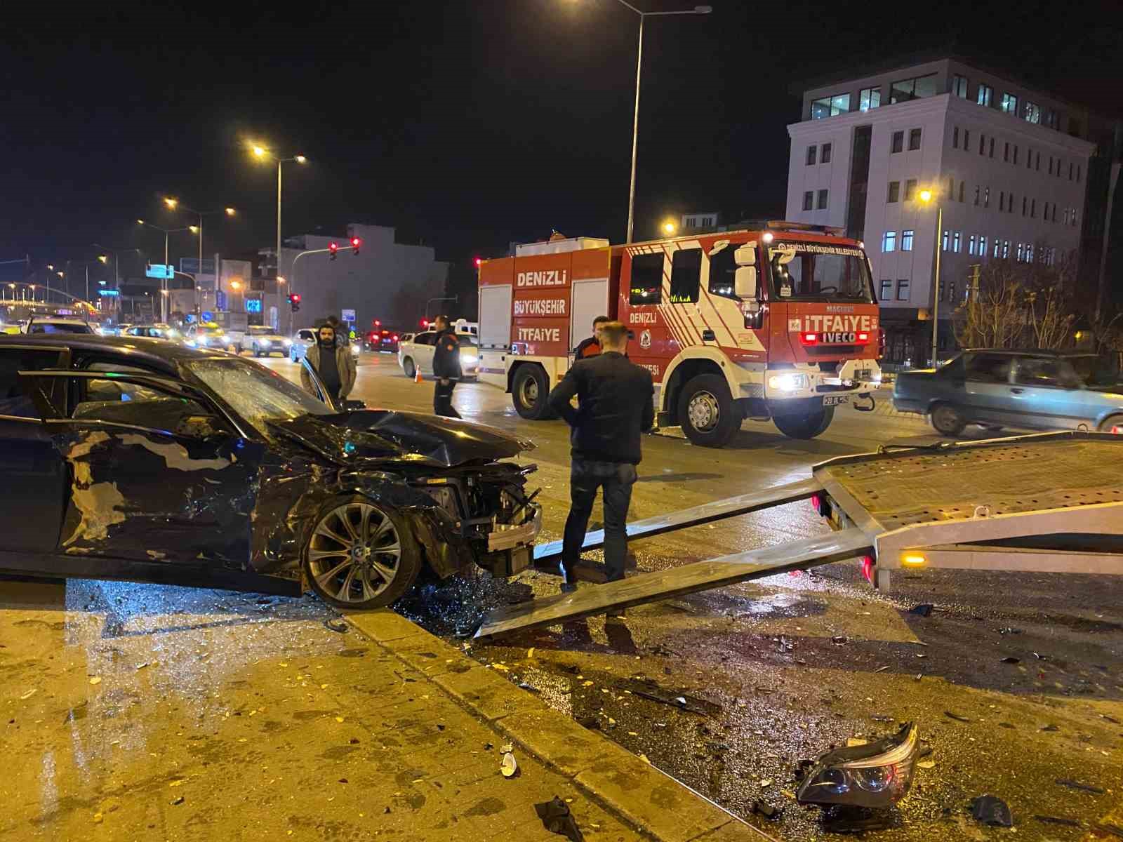 Park halindeki 2 araca çarpan sürücü, yaralı 3 arkadaşını bırakıp kaçtı
