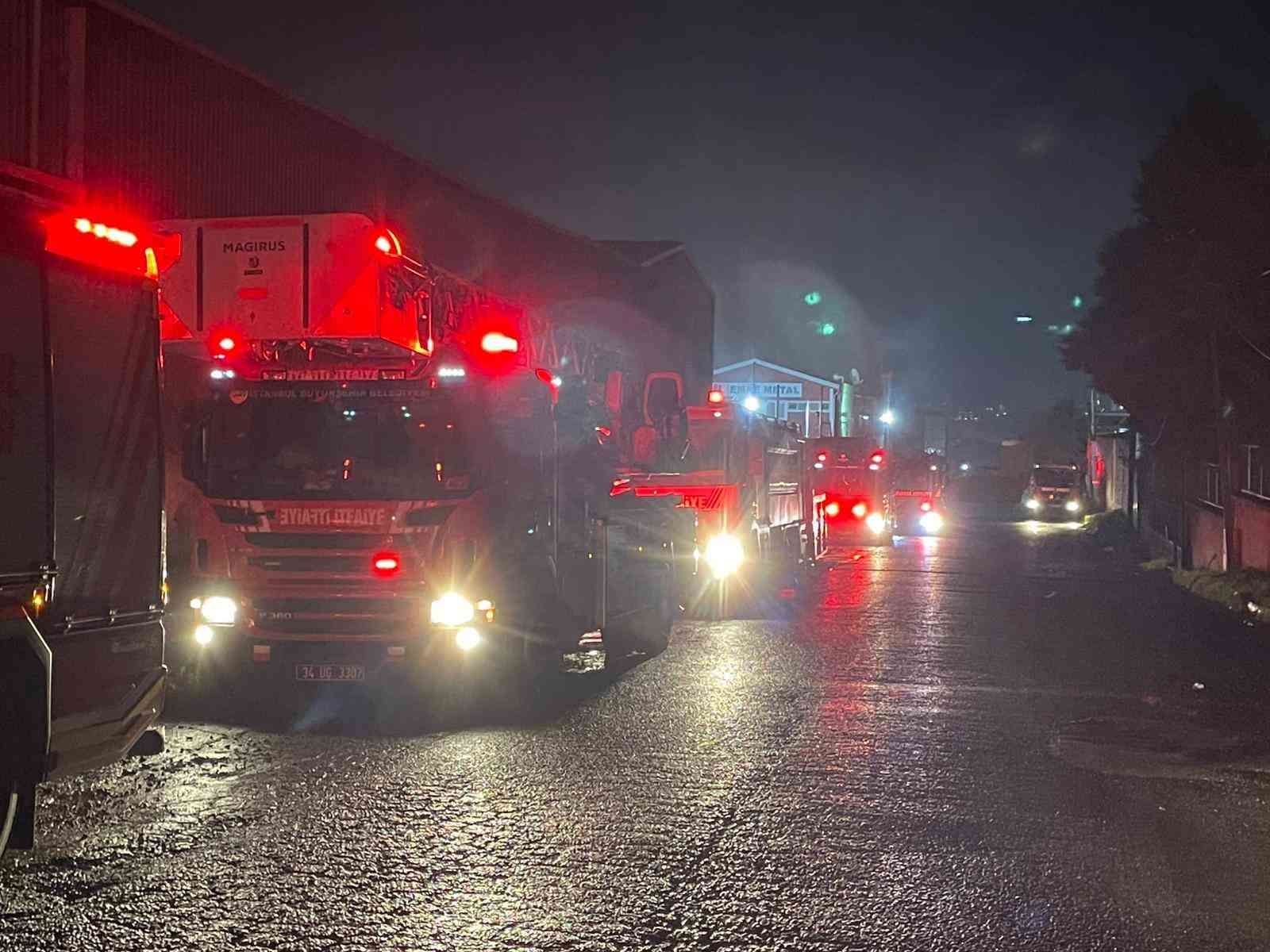 Esenyurt’ta çatal kaşık üretimi yapan fabrika alev alev yandı
