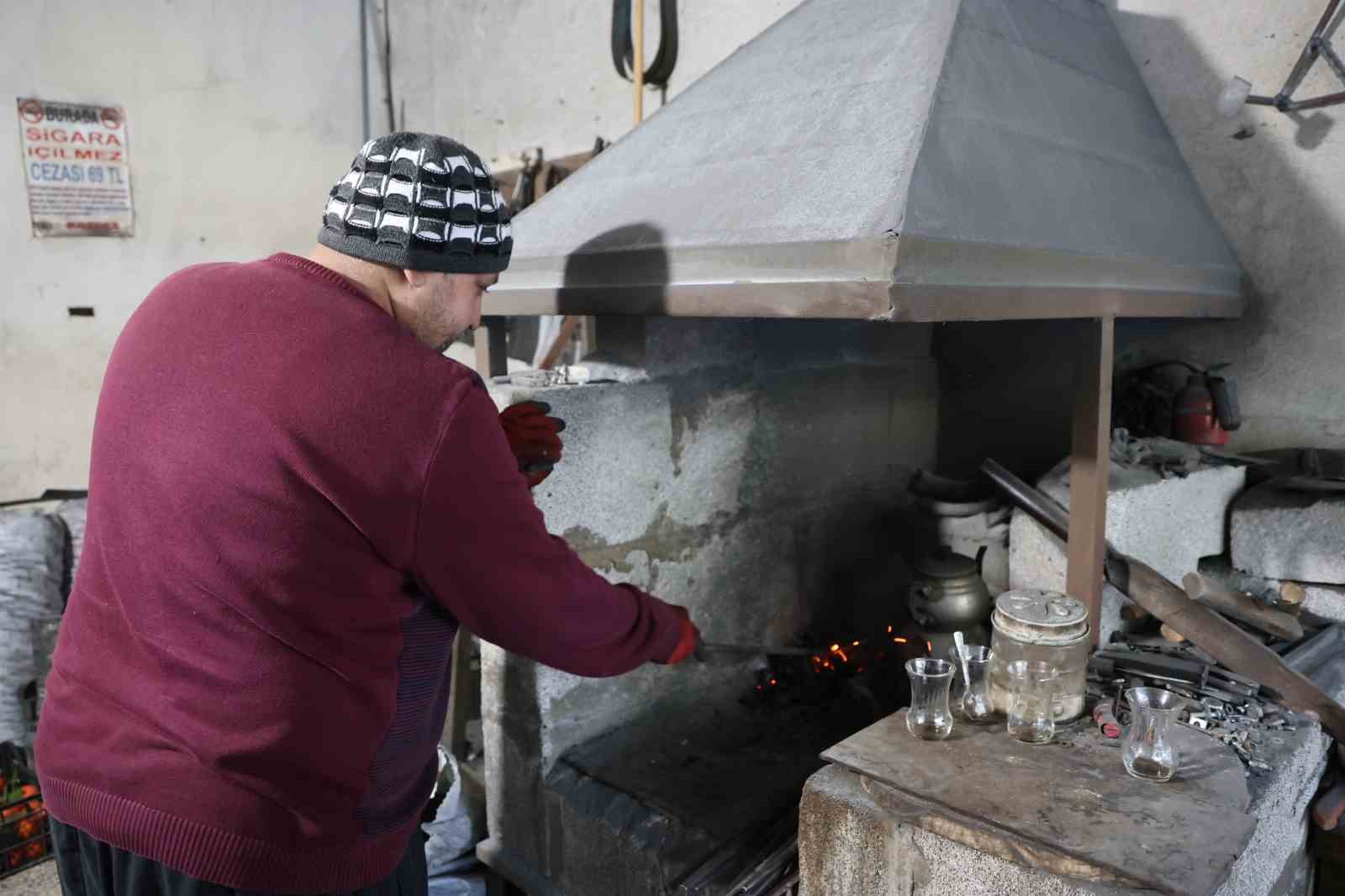 Balta ustasının ocak başında kış mesaisi
