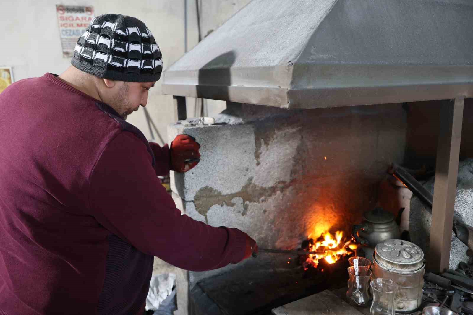 Balta ustasının ocak başında kış mesaisi
