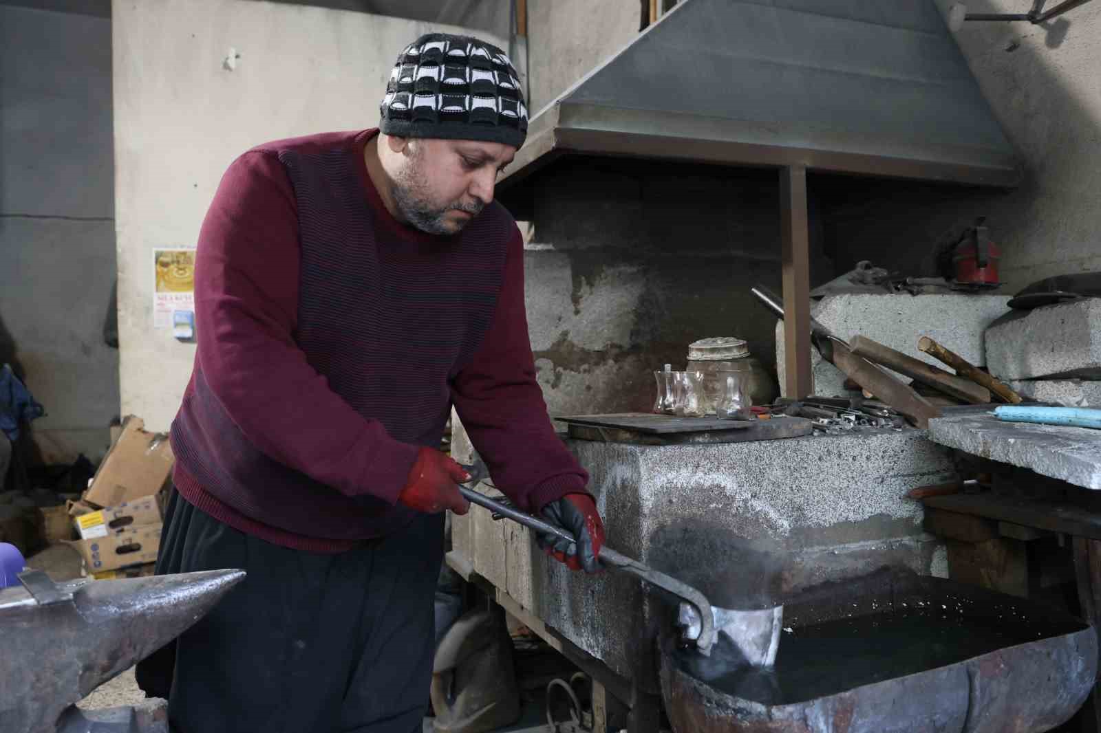 Balta ustasının ocak başında kış mesaisi
