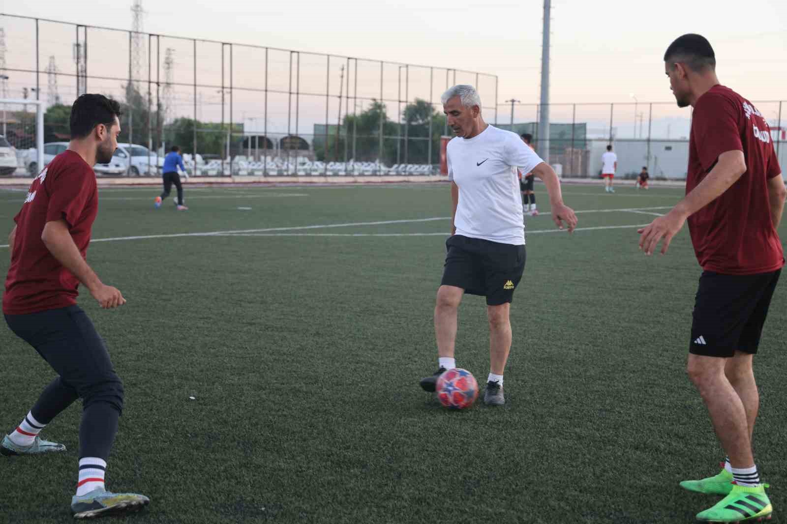 55 yaşındaki futbolcu başkan, babalarıyla birlikte futbol oynadığı gençlerle sahada ter döküyor
