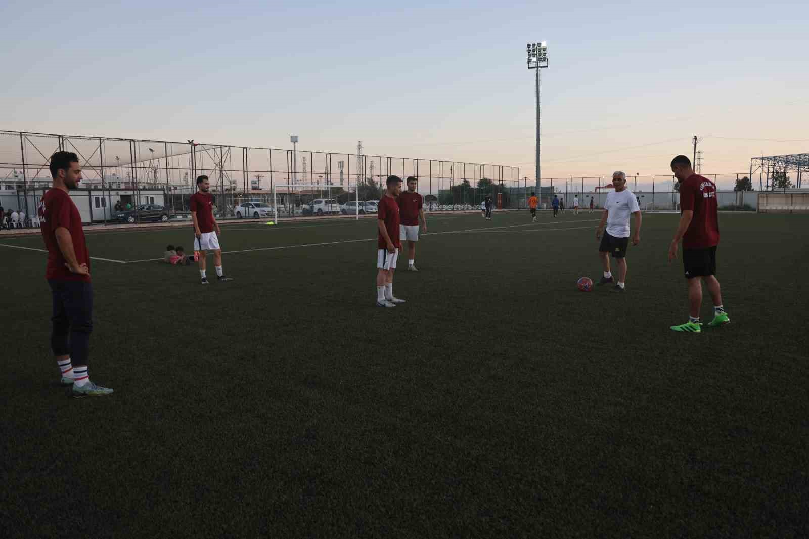 55 yaşındaki futbolcu başkan, babalarıyla birlikte futbol oynadığı gençlerle sahada ter döküyor
