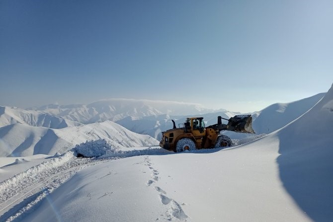 Hakkari askeri üs bölgelerde karla mücadele sürüyor
