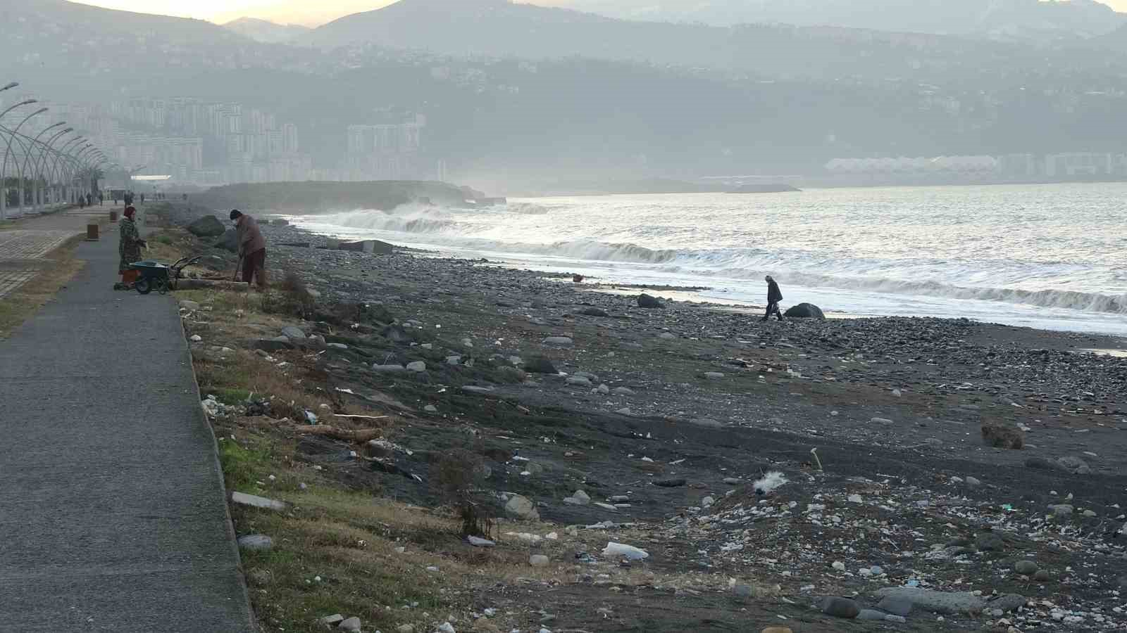 Dalgalara aldırmadan sahilde gezindiler
