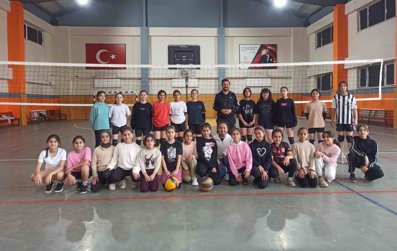 Hakkari’de 3 bin 800 öğrenci, Gençlik ve Spor İl Müdürlüğü’nün kurslarında eğitim alıyor
