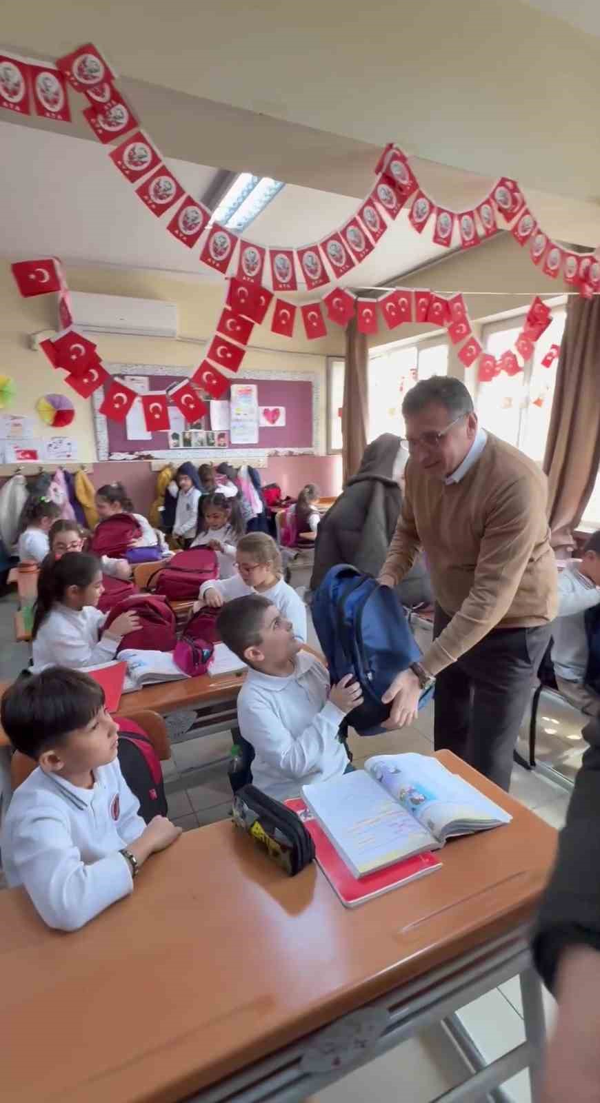 Öğrencilerden yeni yıl kartı alan başkandan miniklere yürek ısıtan ziyaret
