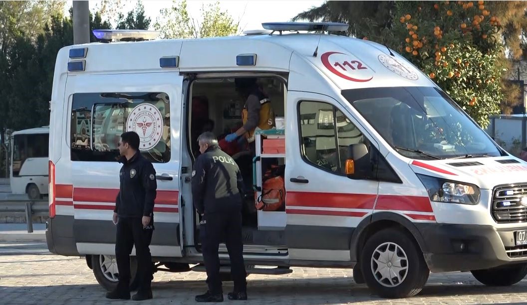 Yaya üst geçidine çıkan genci polis ikna etti
