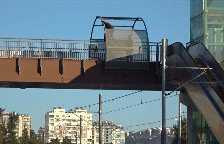 Yaya üst geçidine çıkan genci polis ikna etti
