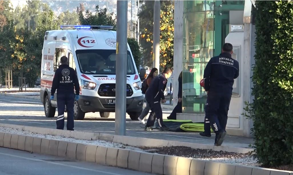 Yaya üst geçidine çıkan genci polis ikna etti
