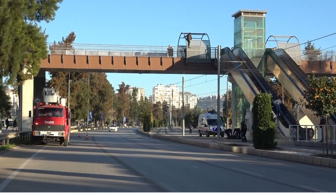 Yaya üst geçidine çıkan genci polis ikna etti
