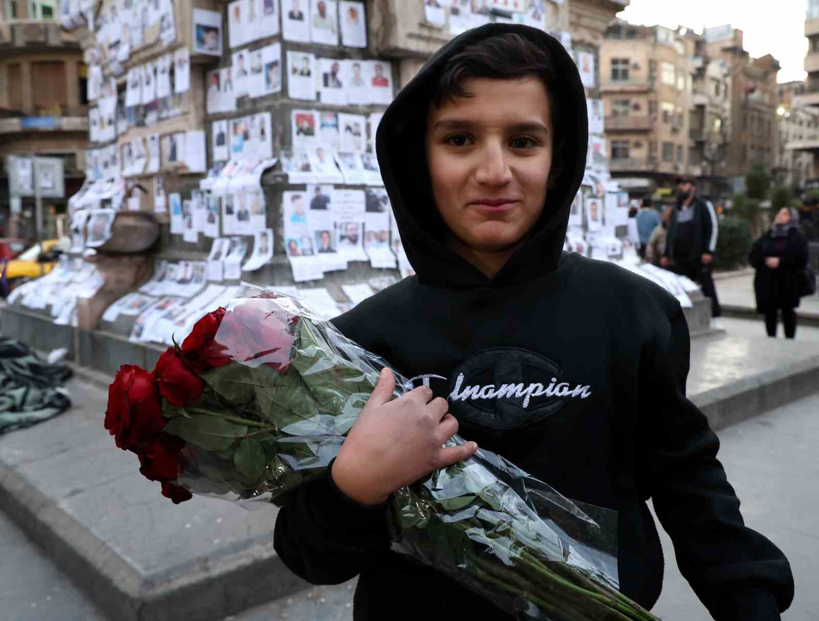 Suriyeliler, Merce Meydanı’na astıkları fotoğraflarla yakınlarını arıyor
