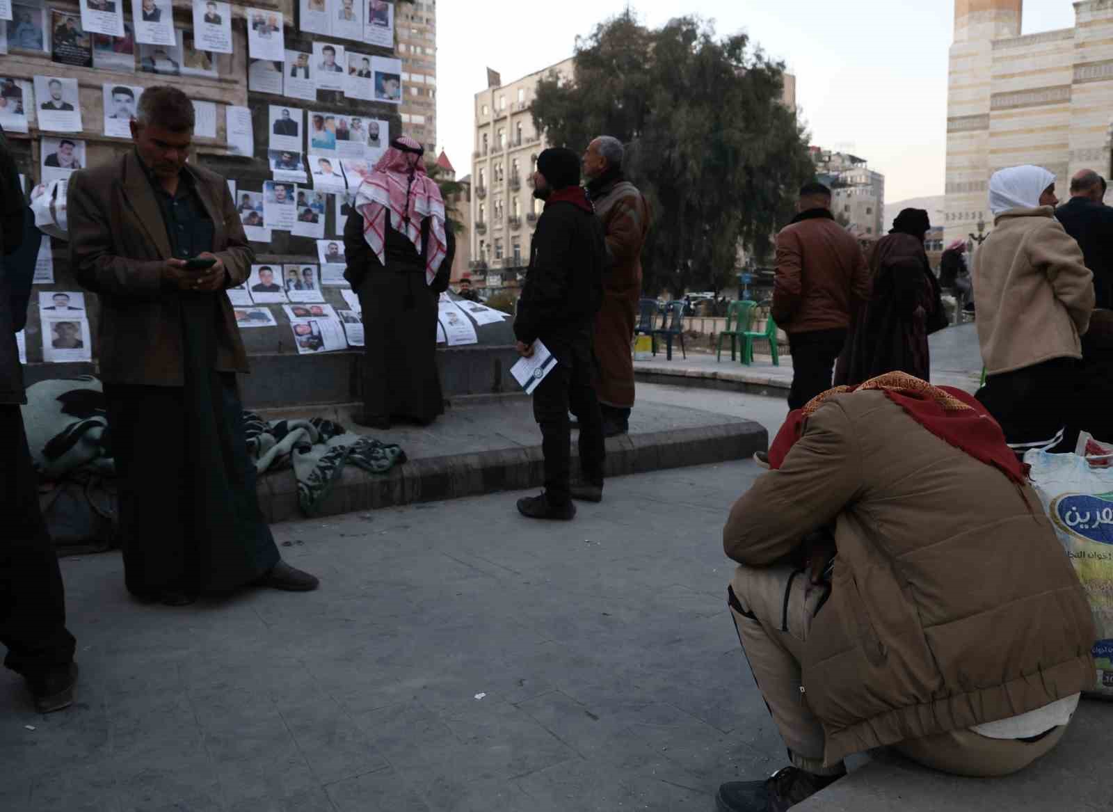 Suriyeliler, Merce Meydanı’na astıkları fotoğraflarla yakınlarını arıyor
