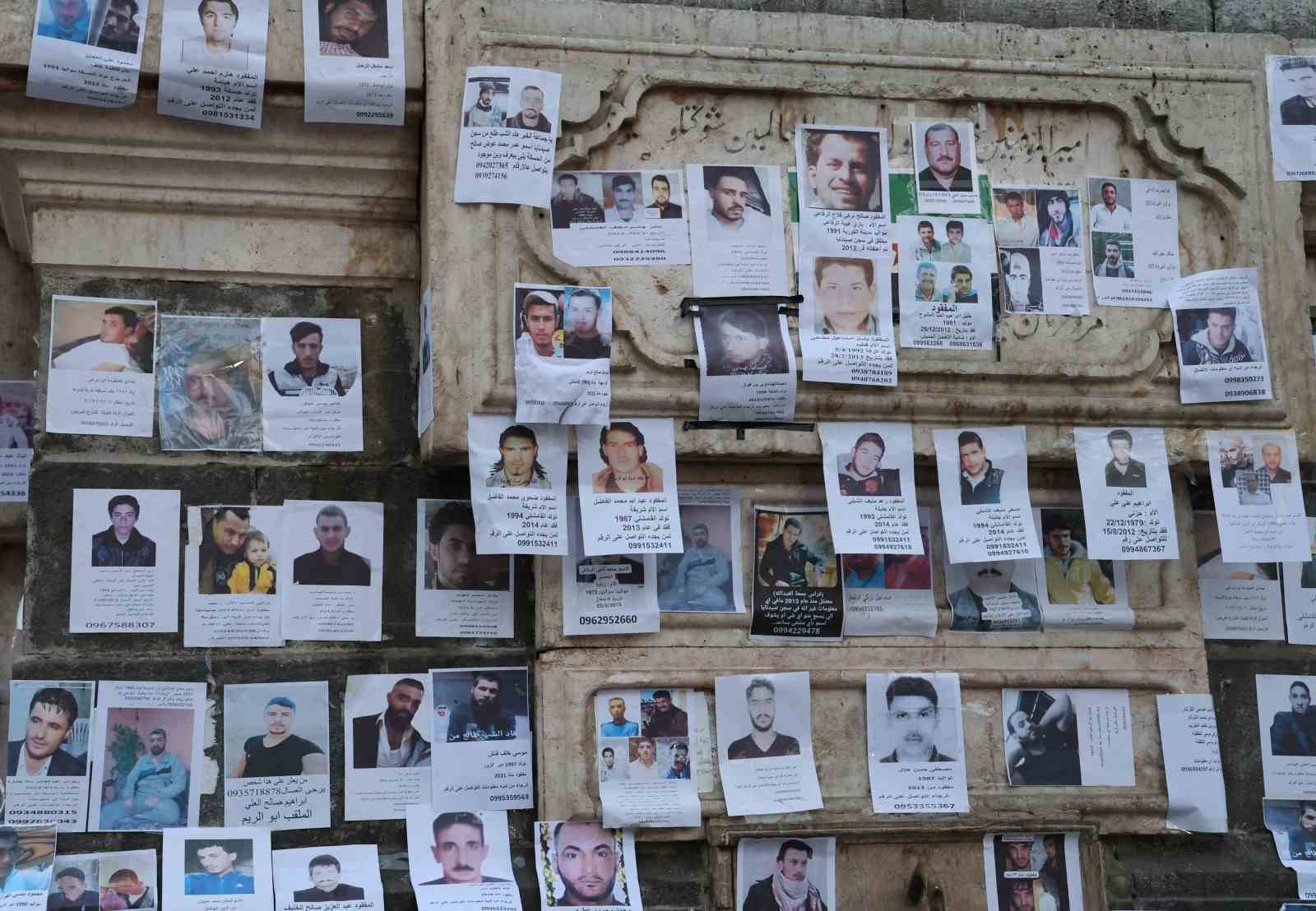 Suriyeliler, Merce Meydanı’na astıkları fotoğraflarla yakınlarını arıyor
