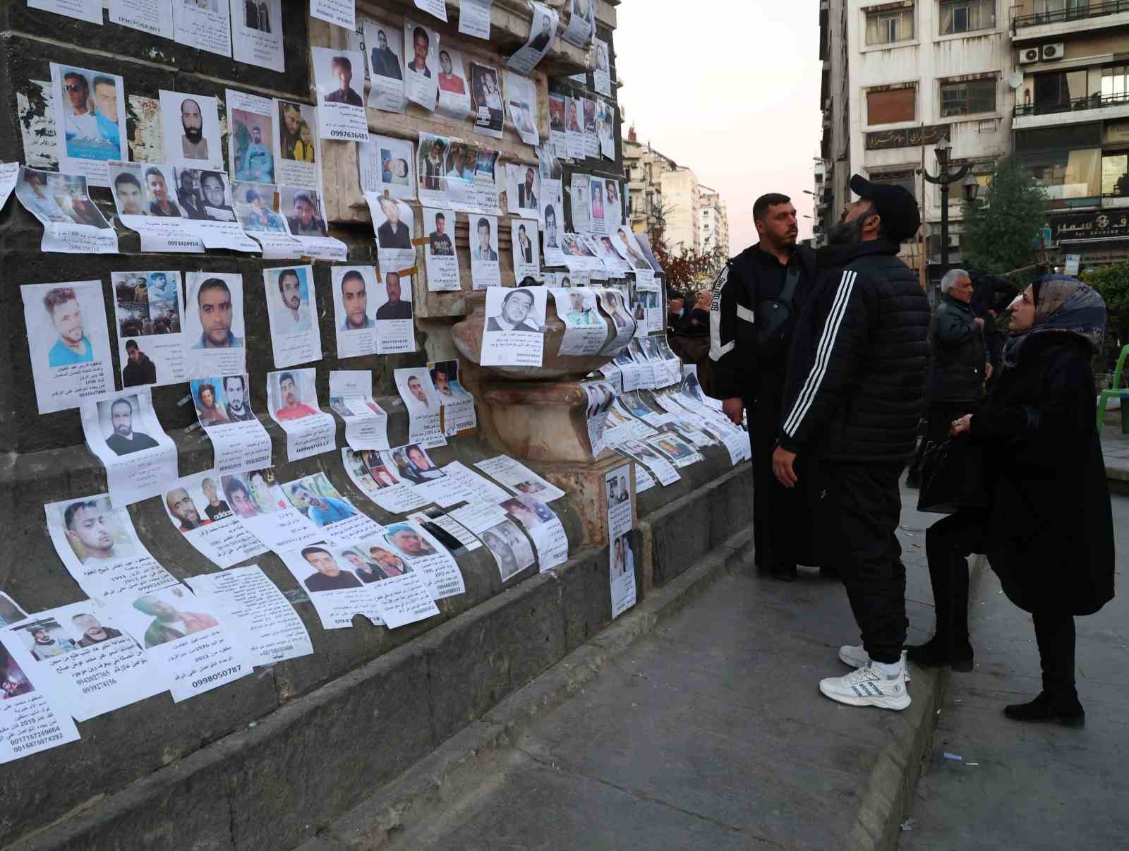 Suriyeliler, Merce Meydanı’na astıkları fotoğraflarla yakınlarını arıyor
