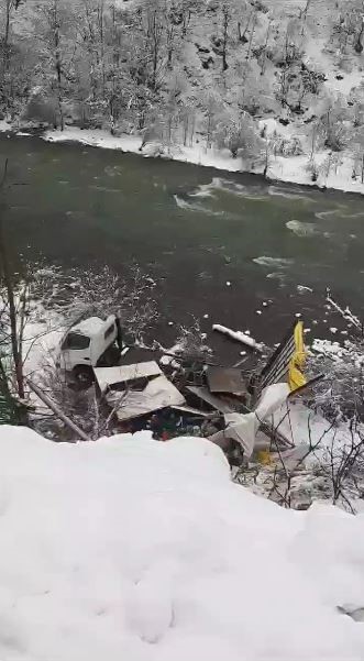 Artvin’de meyve yüklü kamyon dereye yuvarlandı: 1 yaralı
