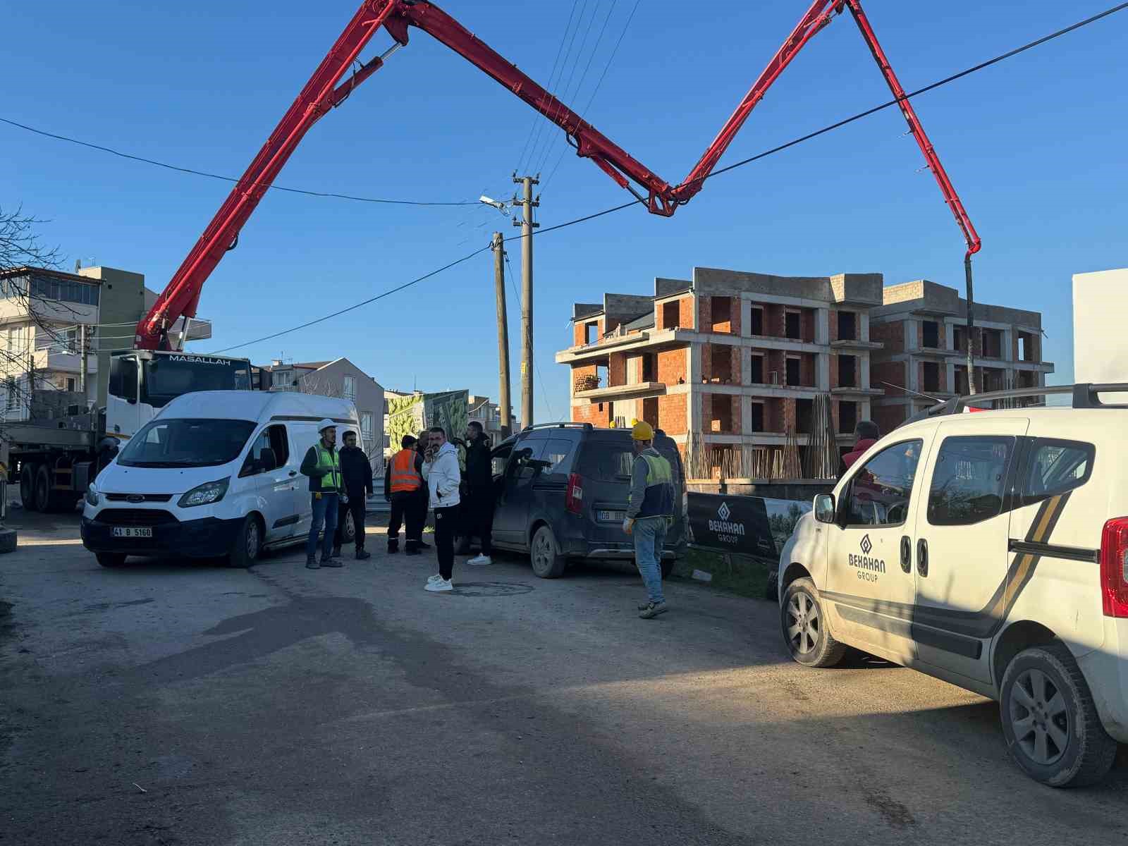 Lastik bomba gibi patladı: 2 yaralı
