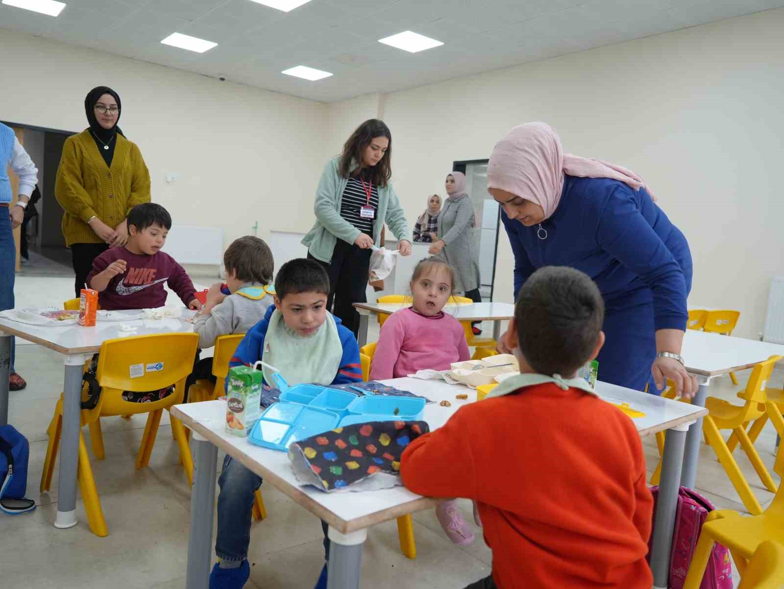 Iğdır’da özel bireyler üniversite öğrencileri ile beraber gönüllerince eğlendi
