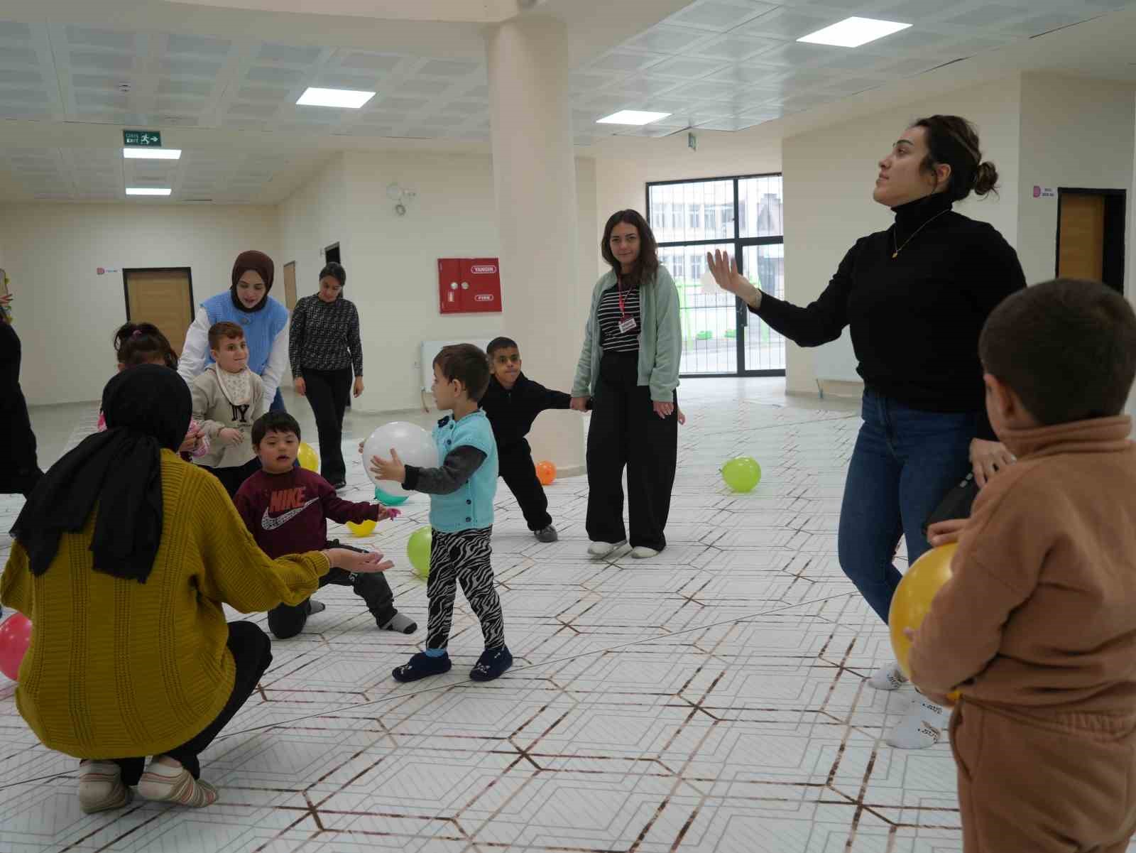 Iğdır’da özel bireyler üniversite öğrencileri ile beraber gönüllerince eğlendi
