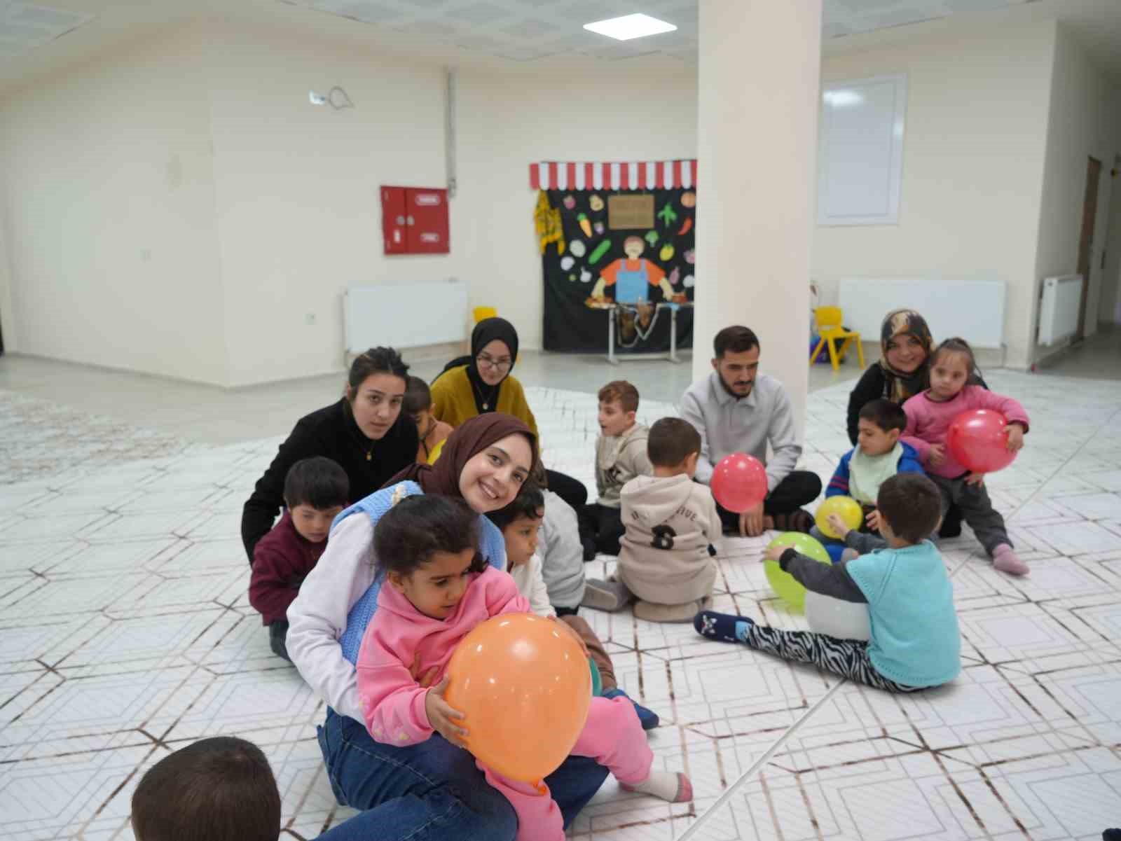 Iğdır’da özel bireyler üniversite öğrencileri ile beraber gönüllerince eğlendi
