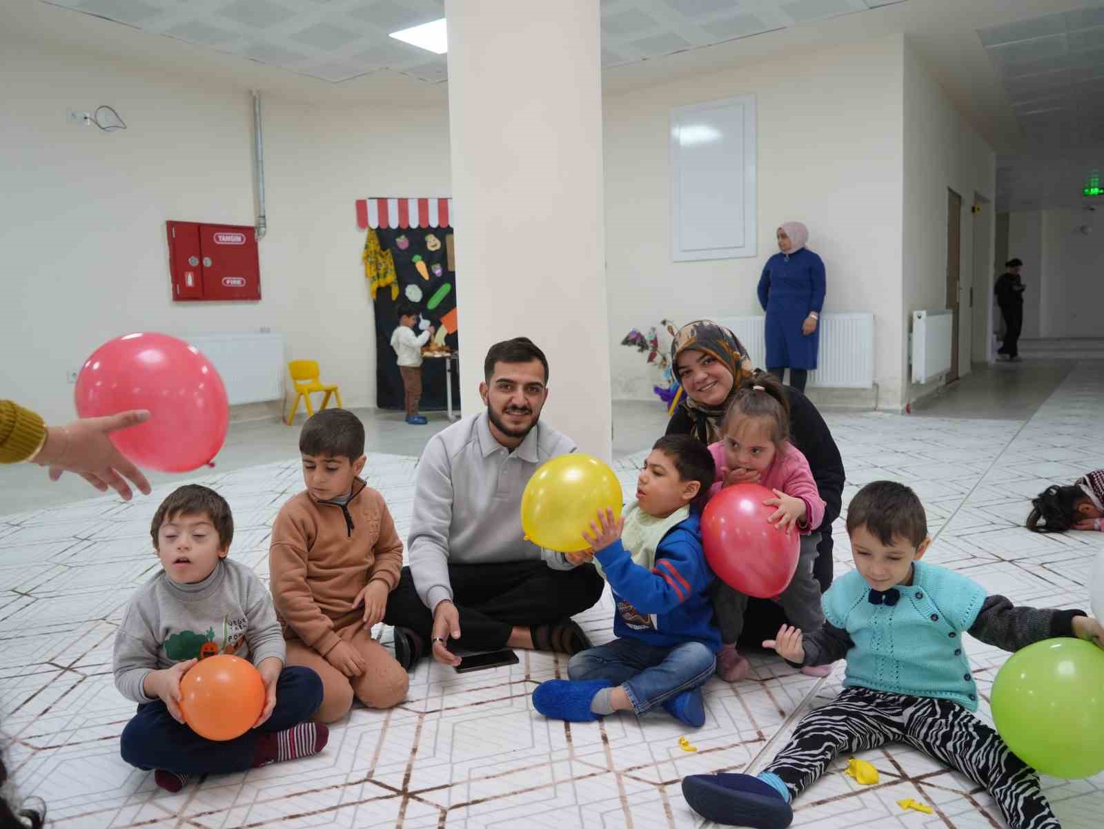 Iğdır’da özel bireyler üniversite öğrencileri ile beraber gönüllerince eğlendi
