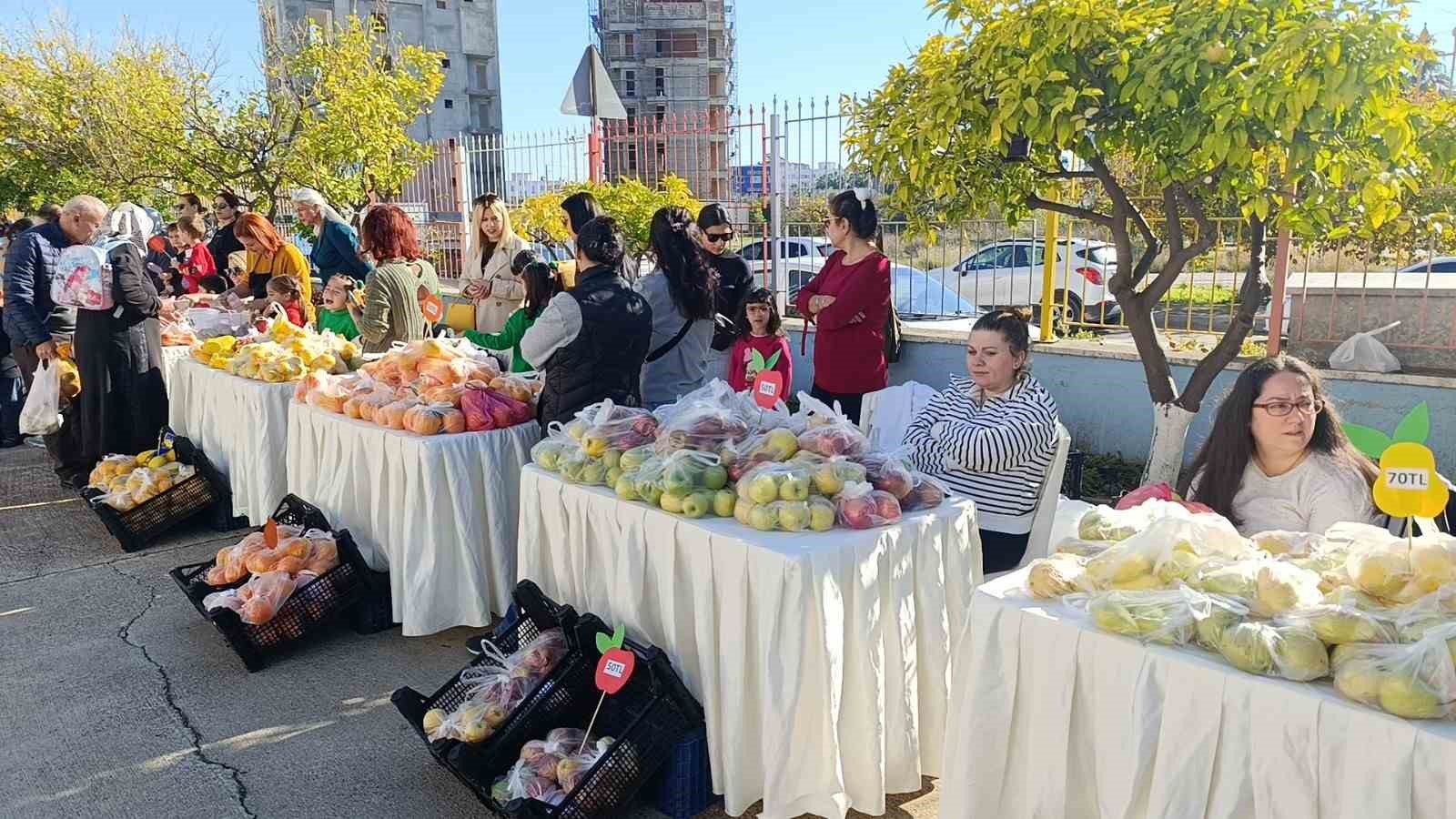 Minikler, pazarcılara taş çıkarttı: “Gel vatandaş gel, param olsa da ben alsam”
