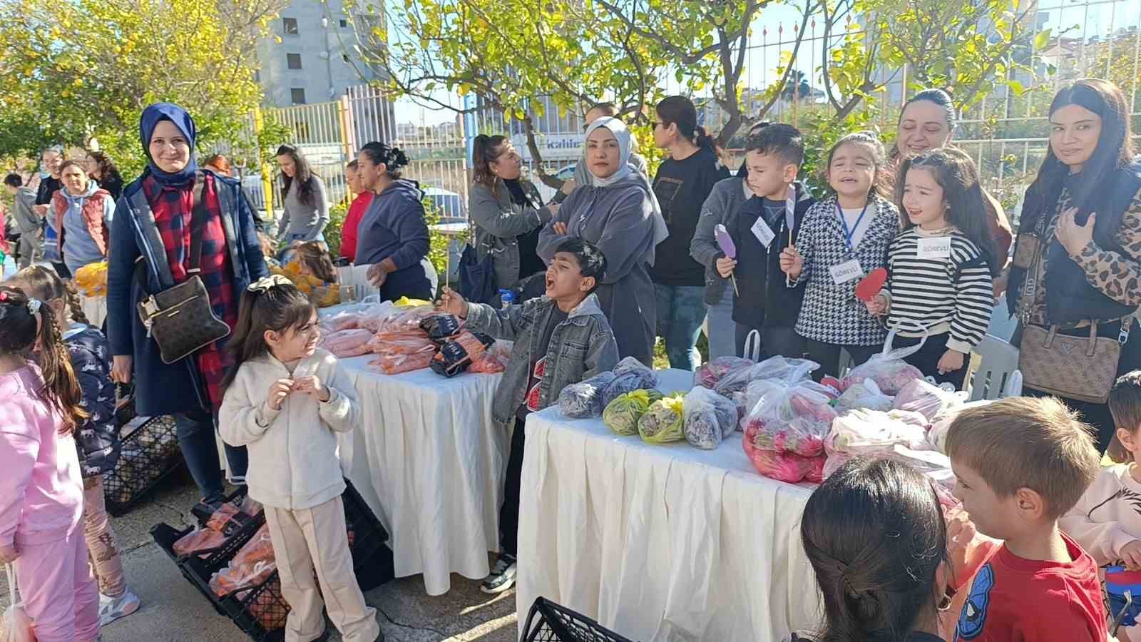 Minikler, pazarcılara taş çıkarttı: “Gel vatandaş gel, param olsa da ben alsam”
