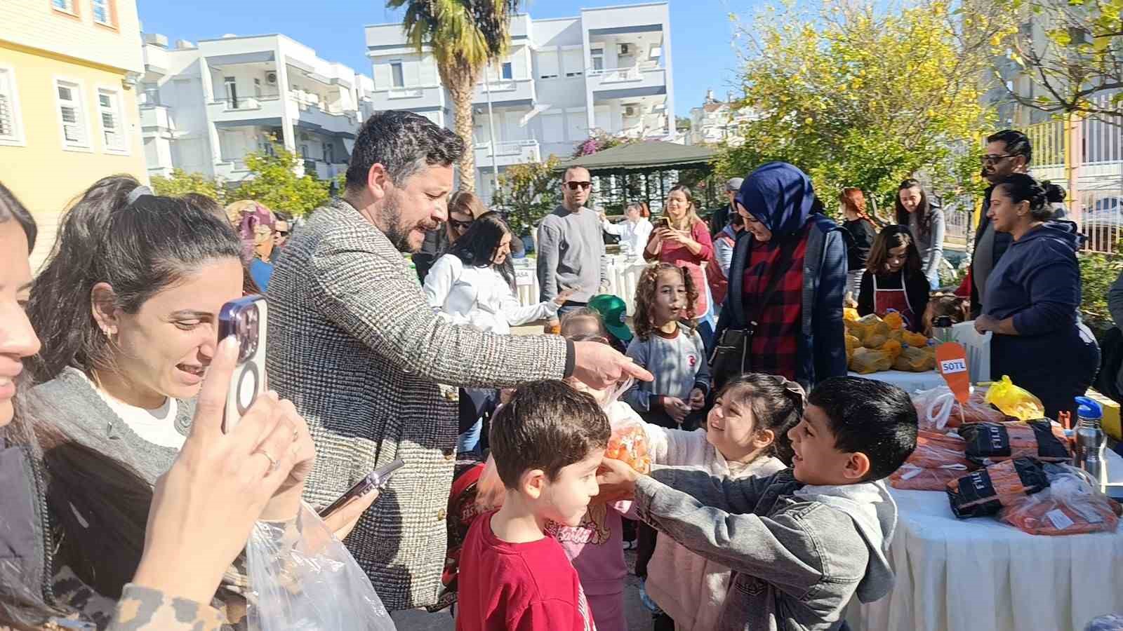 Minikler, pazarcılara taş çıkarttı: “Gel vatandaş gel, param olsa da ben alsam”
