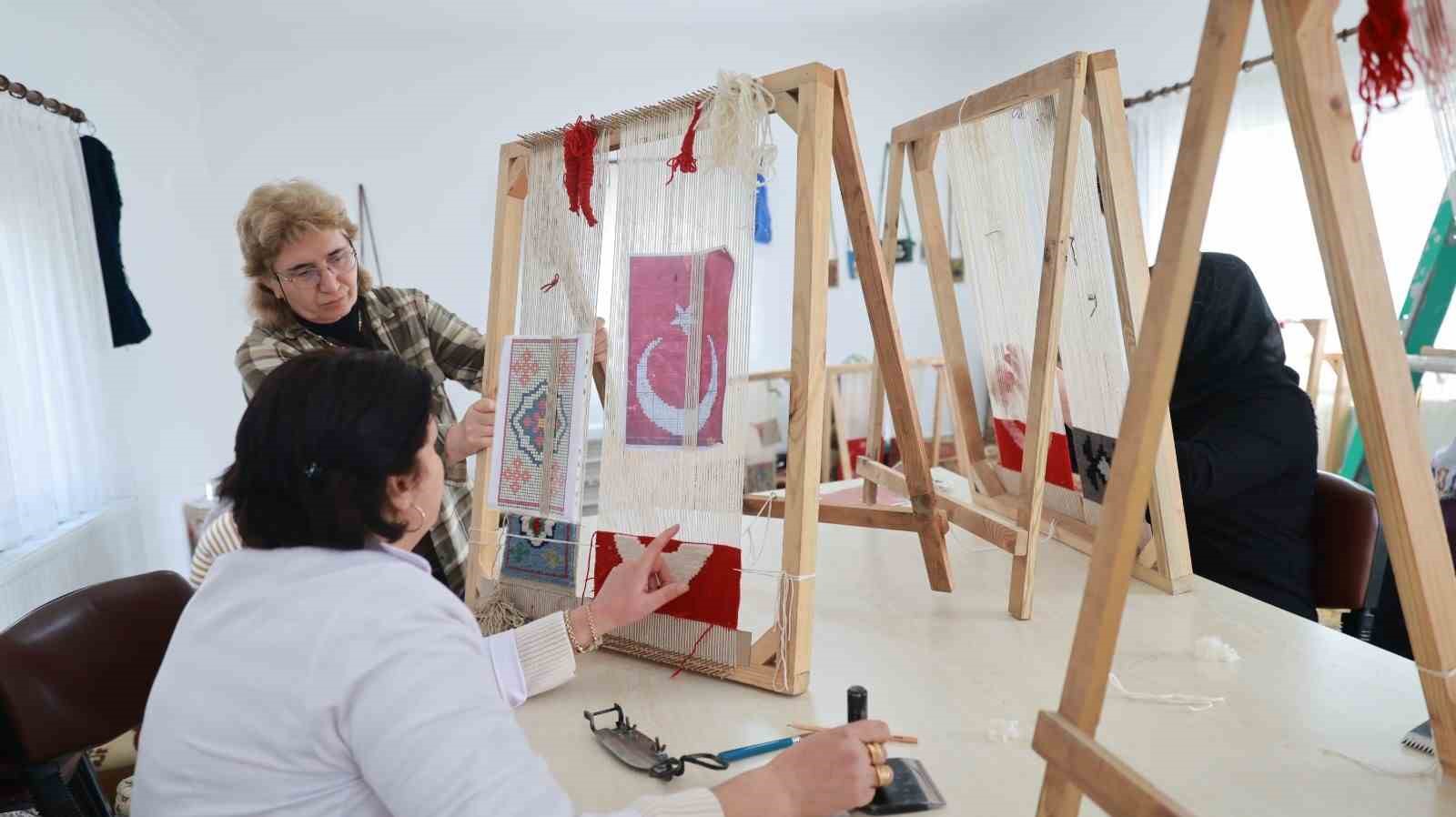 Kadınlar kök boya tekniği kullanarak halı ve kilim dokuyor
