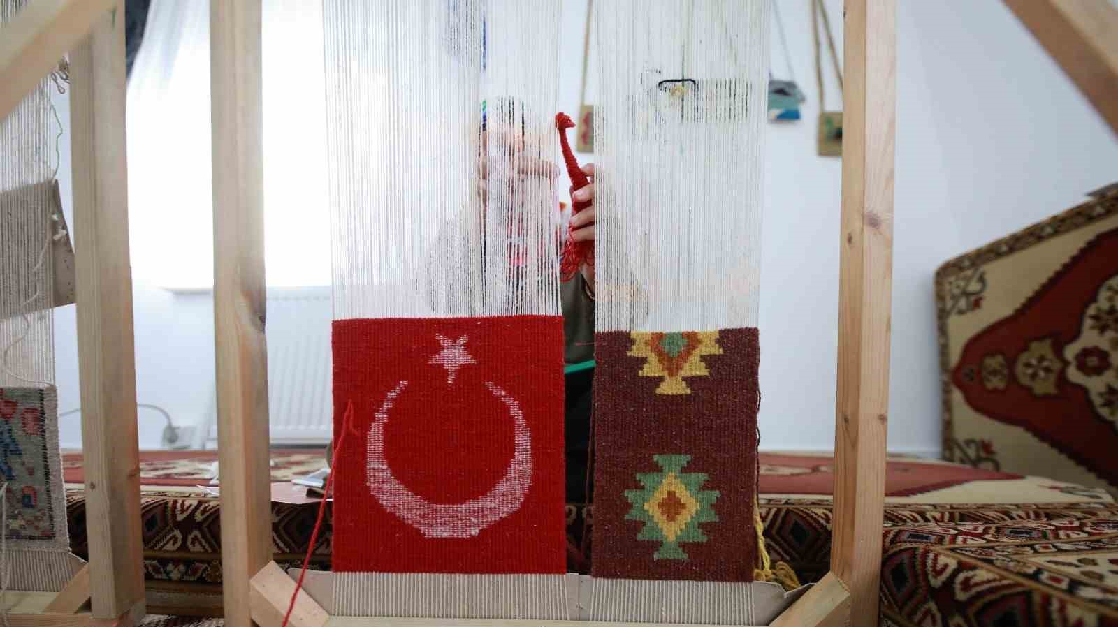 Kadınlar kök boya tekniği kullanarak halı ve kilim dokuyor
