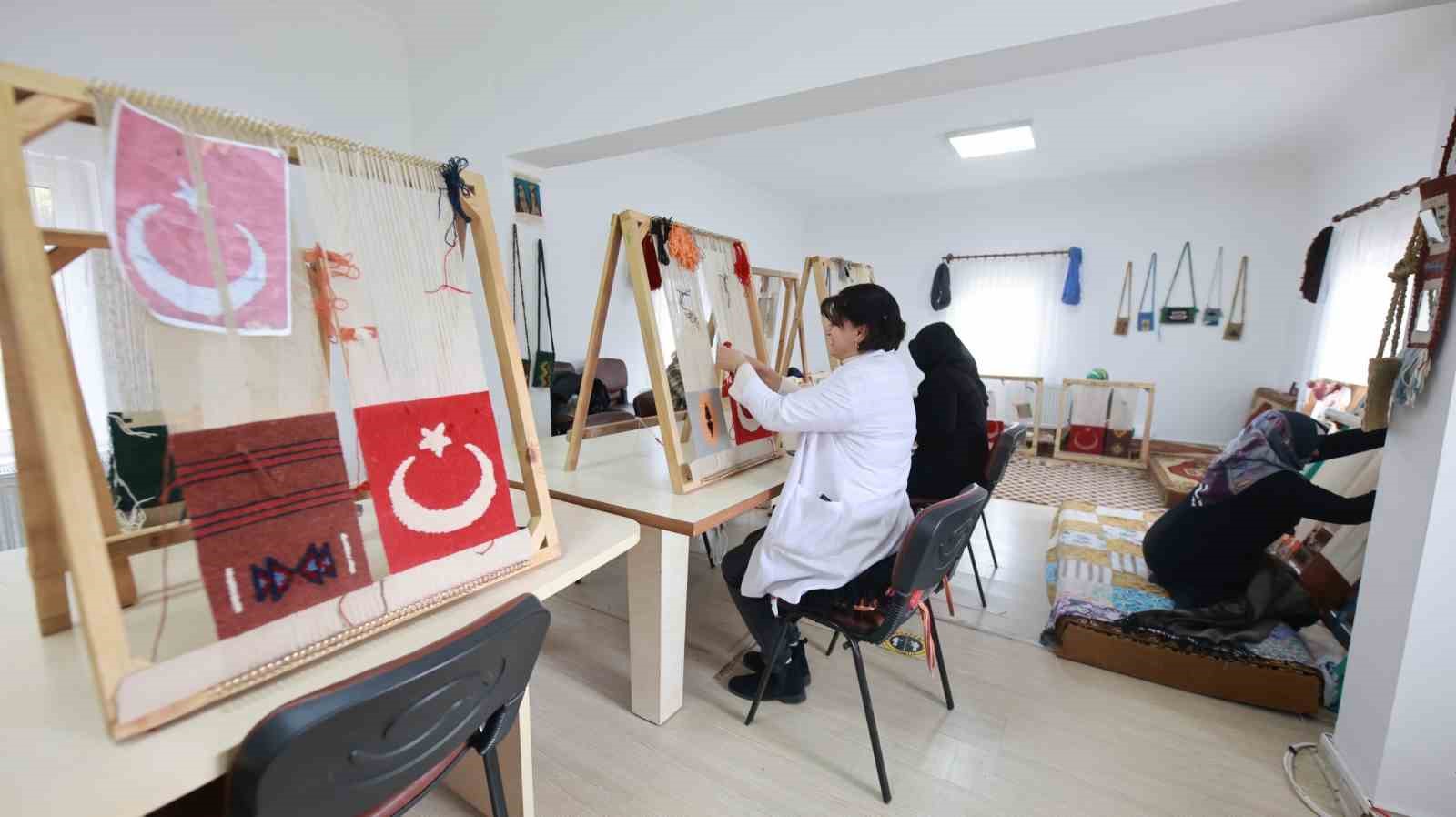 Kadınlar kök boya tekniği kullanarak halı ve kilim dokuyor
