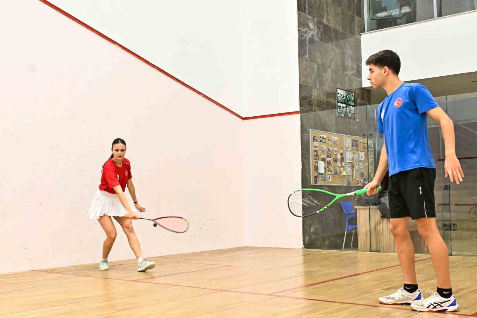 Muratpaşa’nın squash başarısı
