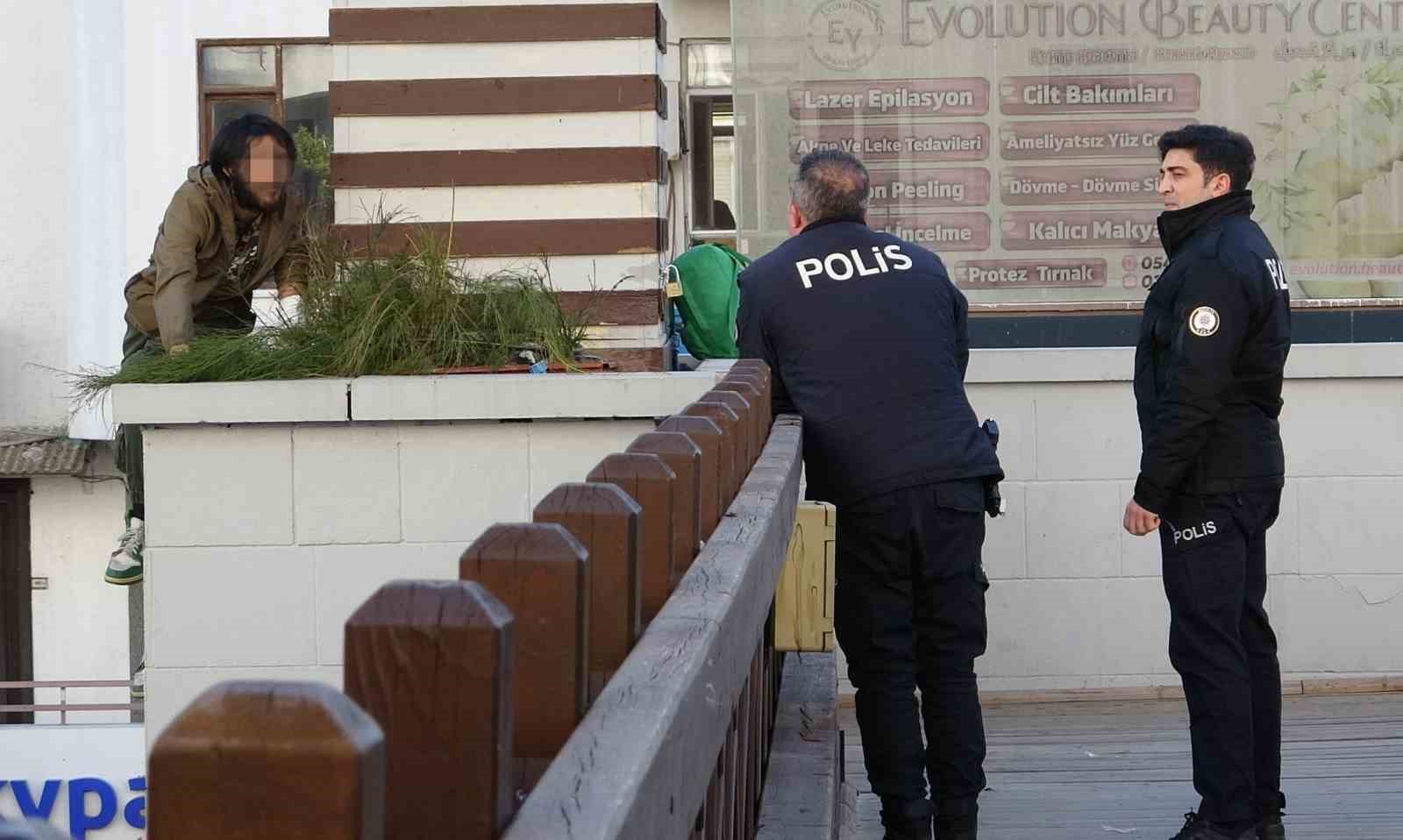 Vatandaşlar otobüs seferlerini bıraktı, üst geçide çıkan genç için seferber oldu
